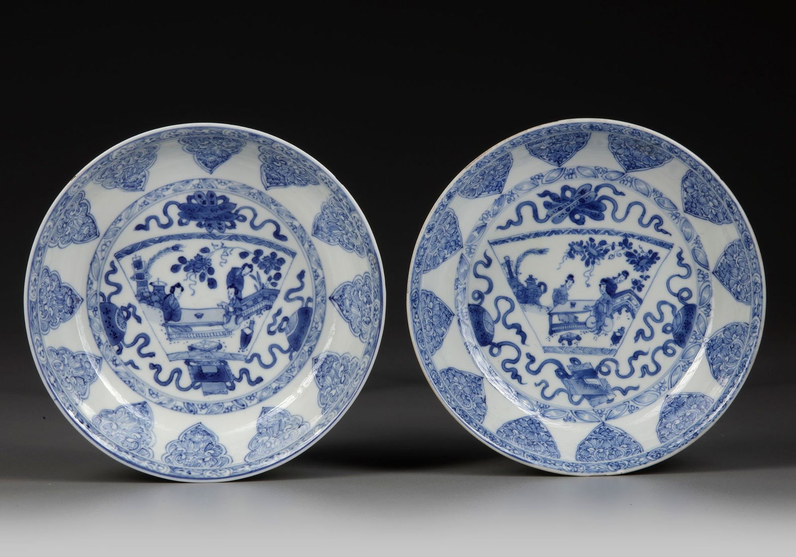 A PAIR OF CHINESE BLUE AND WHITE DISHES, KANGXI PERIOD (1662-1722) (1 of 2)