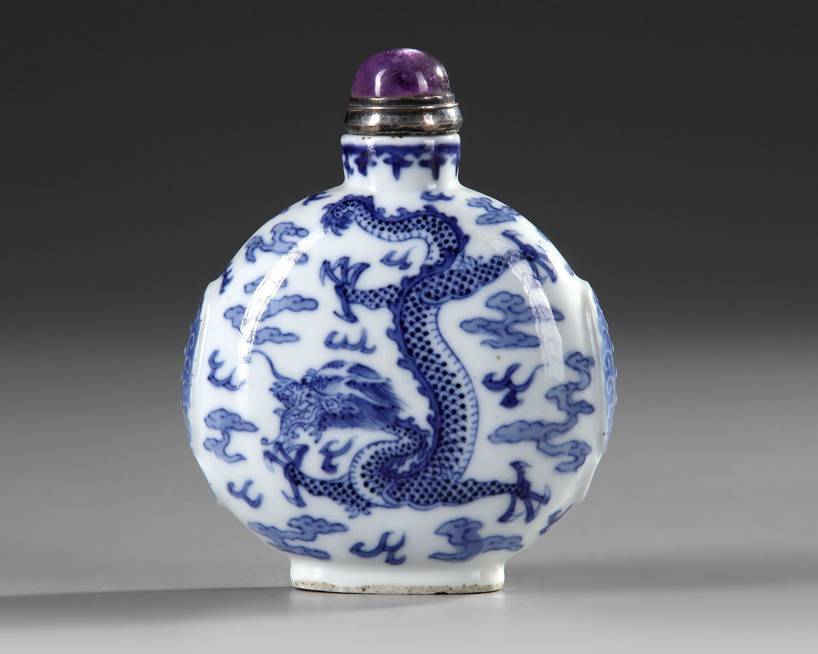 A CHINESE BLUE AND WHITE SNUFF BOTTLE, 19TH CENTURY (1 of 4)