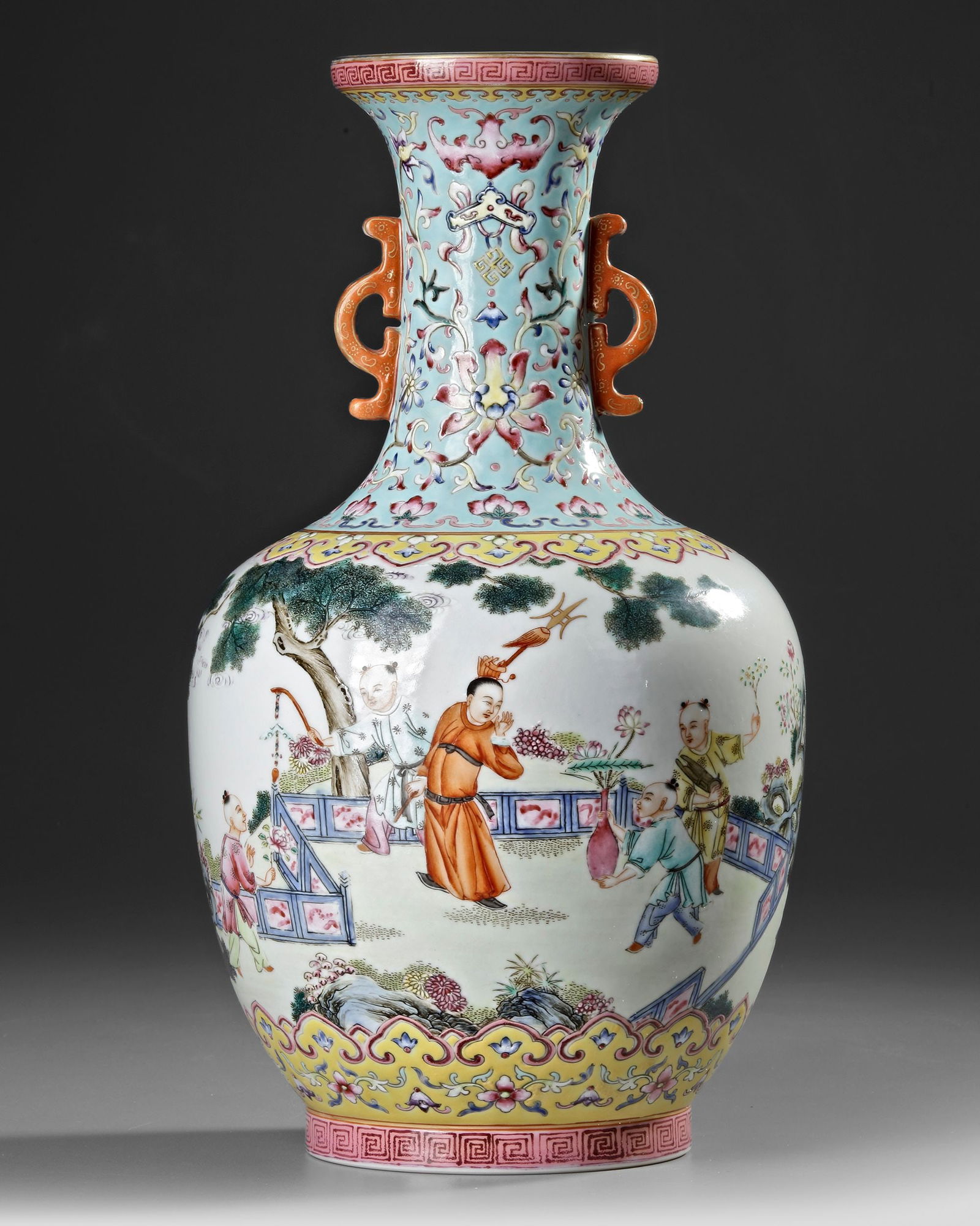A CHINESE FAMILLE ROSE BOTTLE VASE, 19TH-20TH CENTURY (1 of 4)