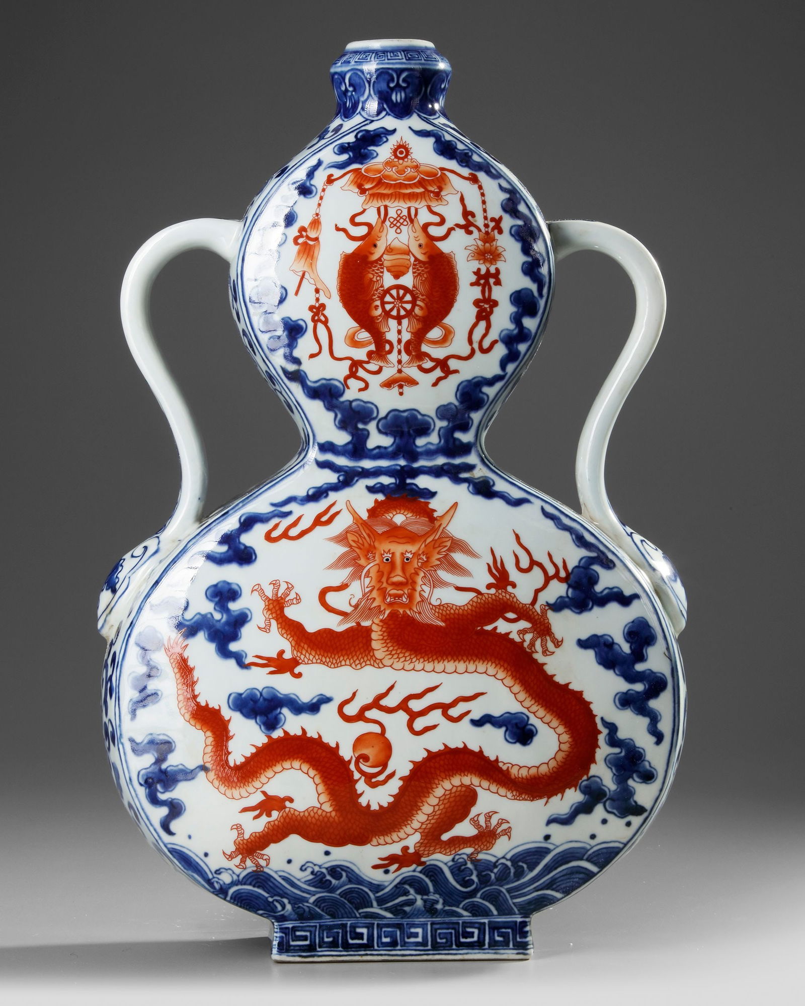 A CHINESE IRON-RED DECORATED BLUE AND WHITE VASE, 19TH-20TH CENTURY (1 of 5)