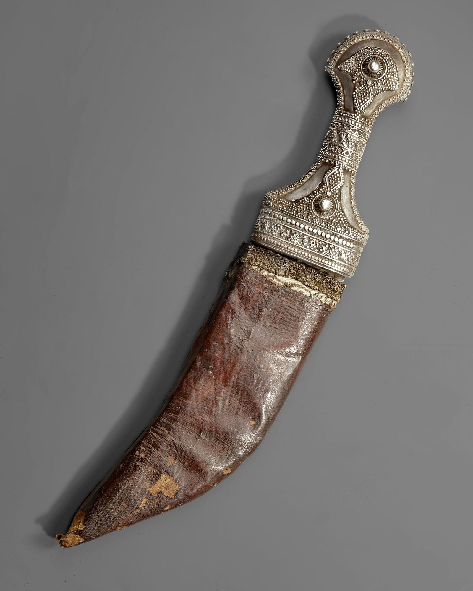 A SILVER YEMENI DAGGER, EARLY 20TH CENTURY (1 of 3)