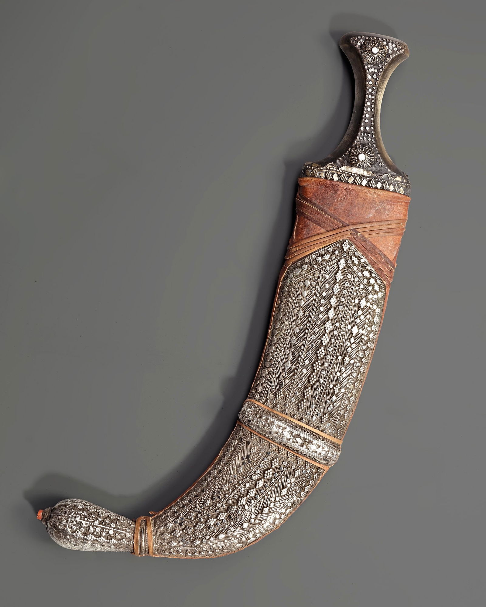 A SILVER YEMENI DAGGER, EARLY 20TH CENTURY (1 of 3)