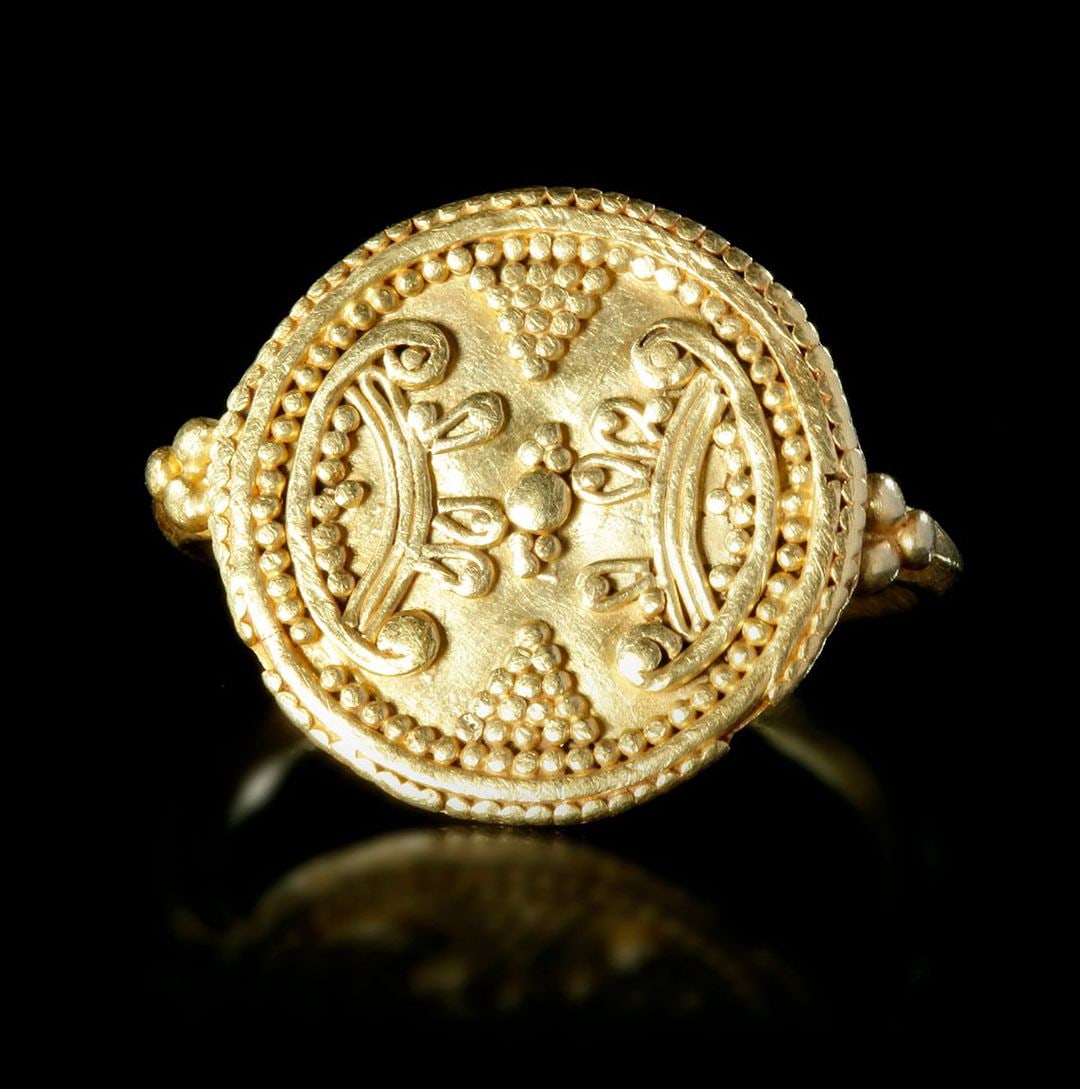 A CARTHAGINIAN GOLD RING, CIRCA 7TH-6TH CENTURY BC (1 of 4)