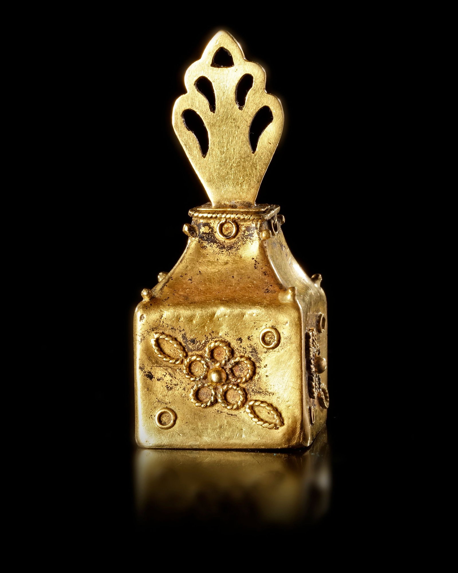 AN OTTOMAN GOLD KOHL BOTTLE, 16TH-17TH CENTURY (1 of 5)