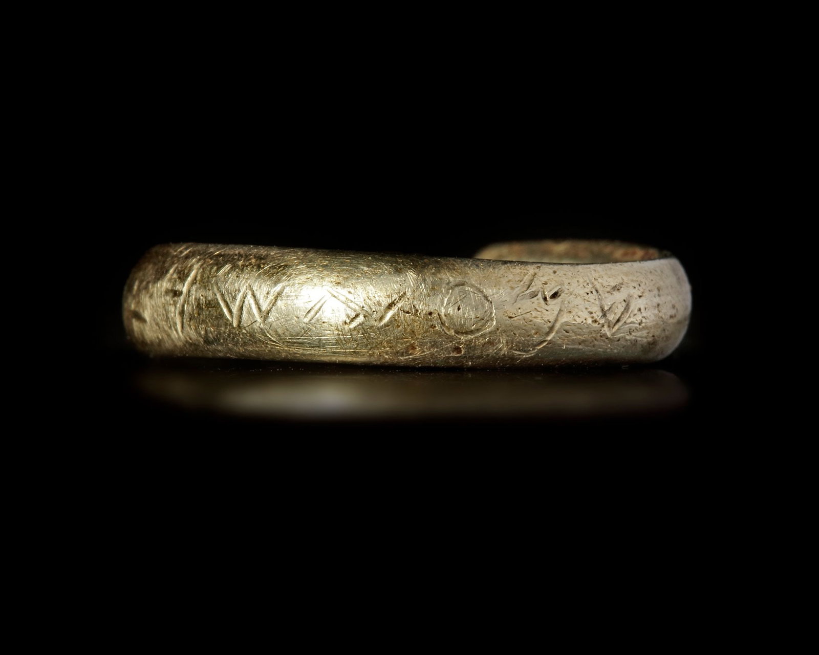 AN ELECTRUM RING WITH PHOENICIAN INSCRIPTION, 6-7TH CENTURY BC (1 of 3)