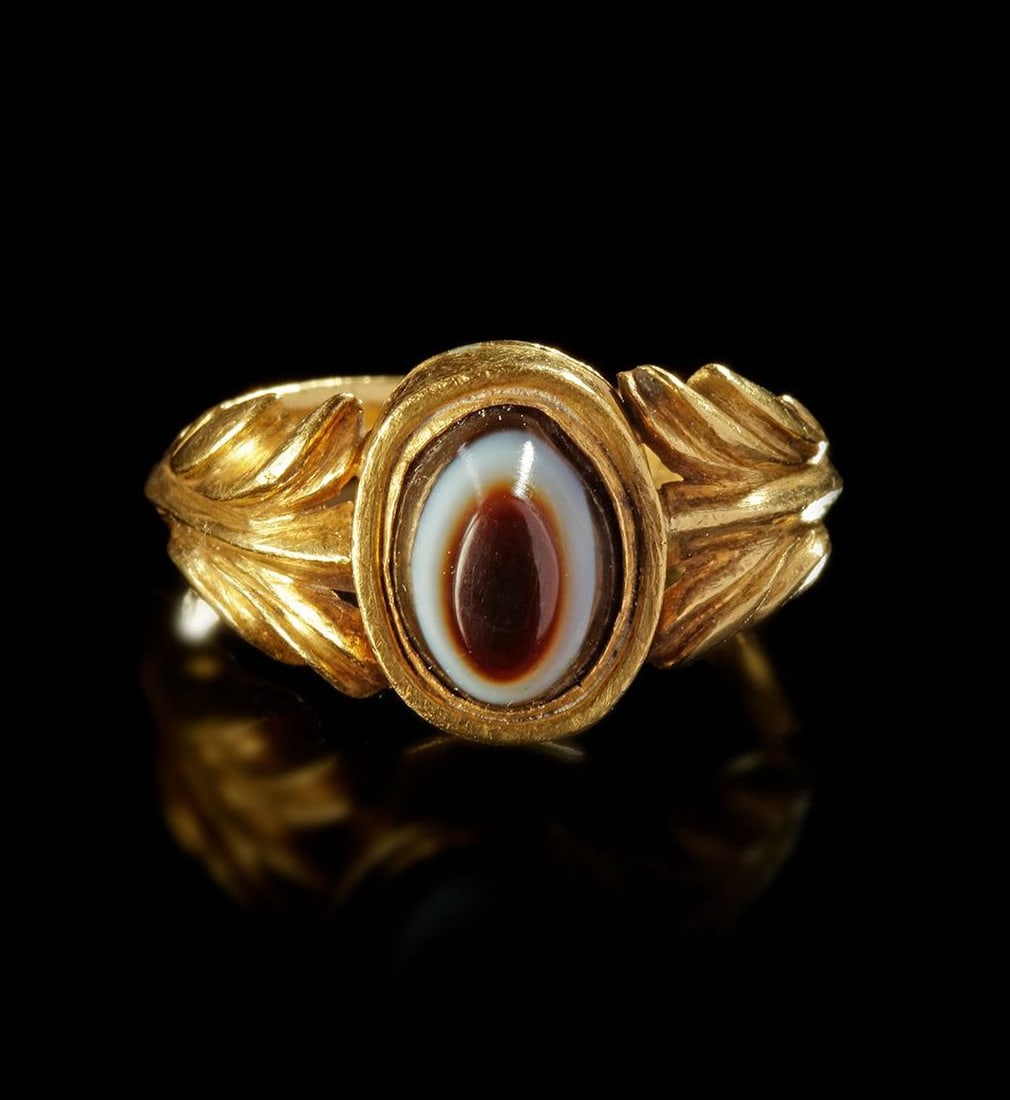 A ROMAN GOLD RING WITH AN AGATE MOUNTED IN THE BEZEL, 1ST-2ND CENTURY AD (1 of 4)