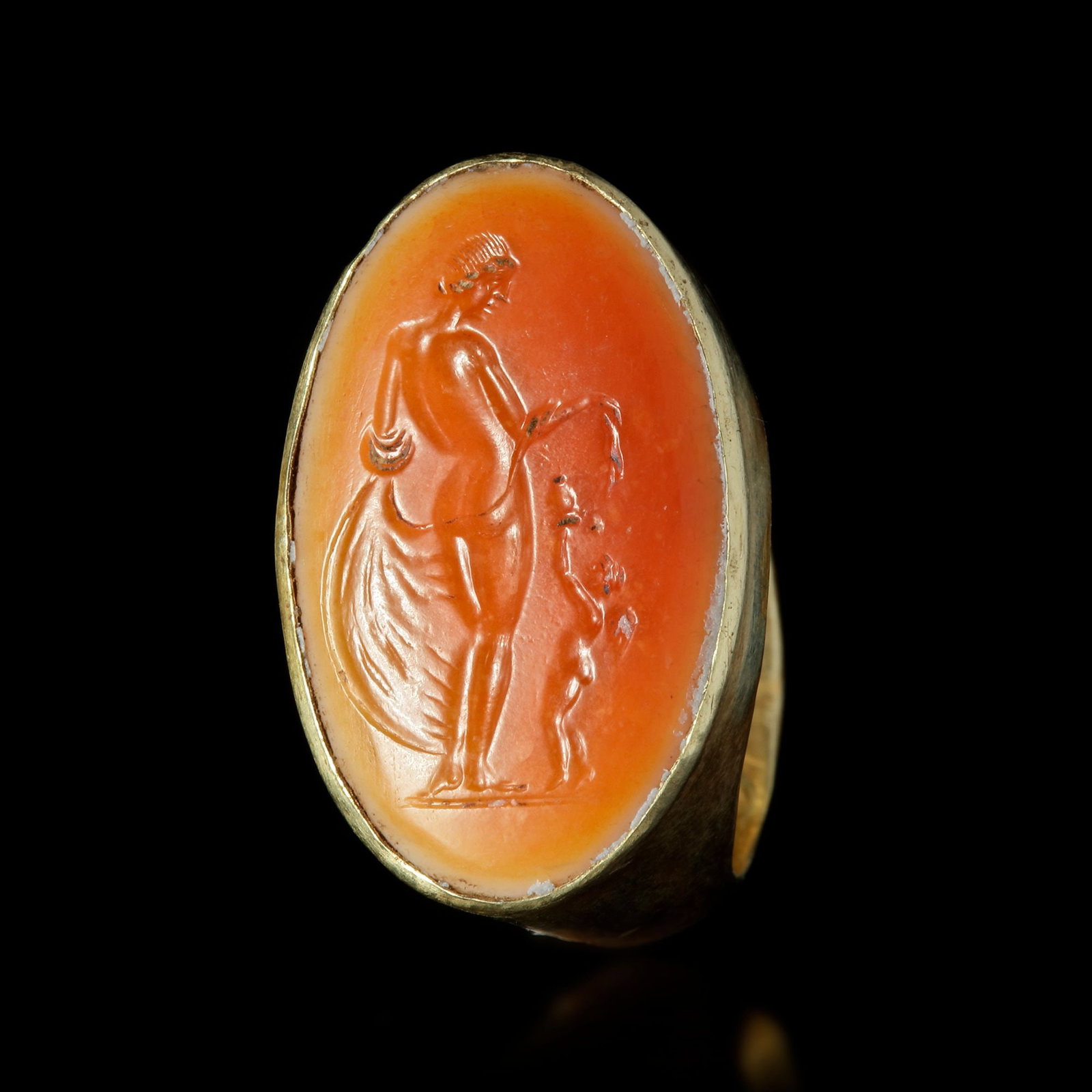 A LATE HELLENISTIC GOLD RING WITH AN INTAGLIO OF APHRODITE/VENUS, 2ND-1ST CENTURY BC (1 of 4)