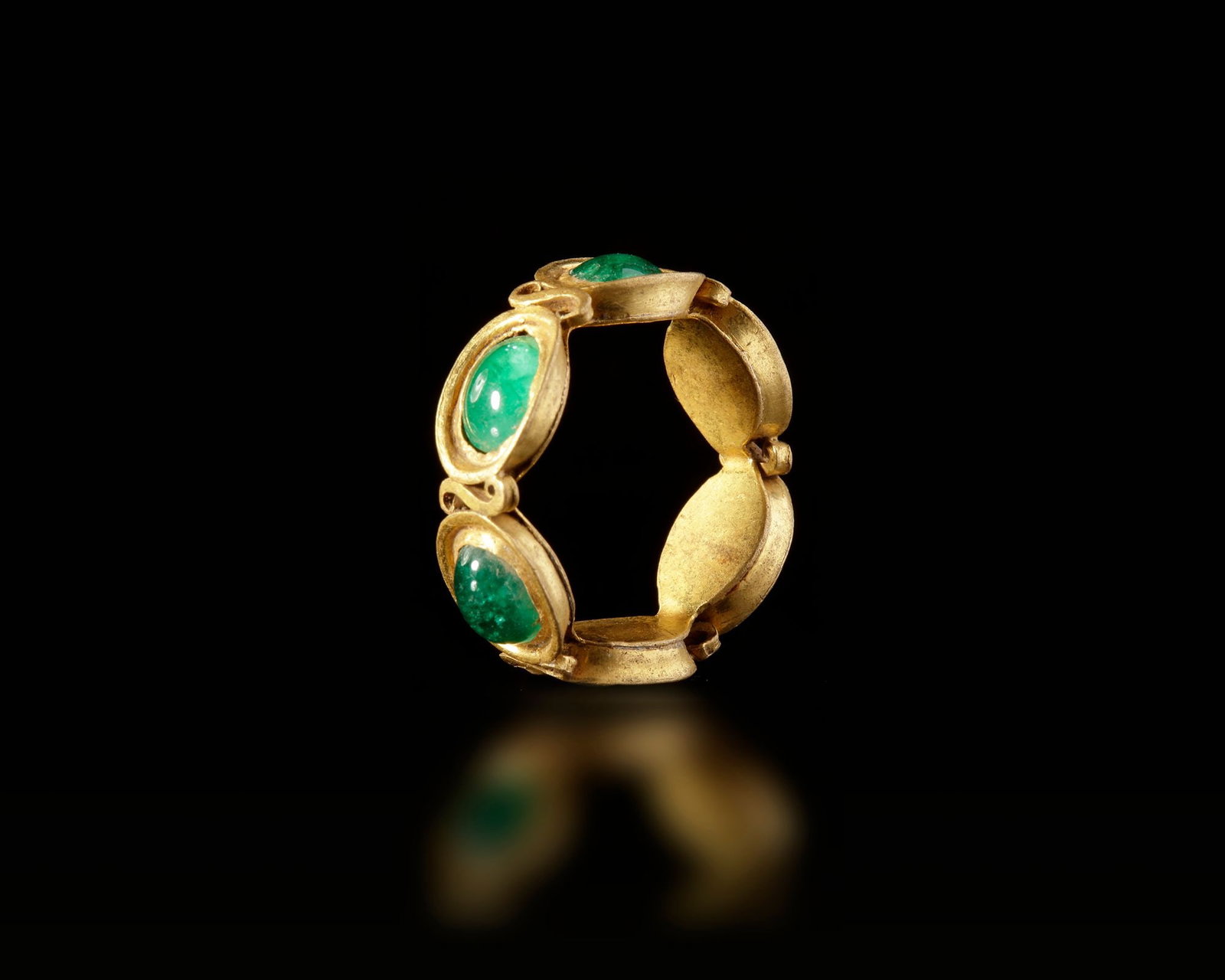 A HELLENISTIC GOLD RING WITH EMERALD CABOCHONS (1 of 4)