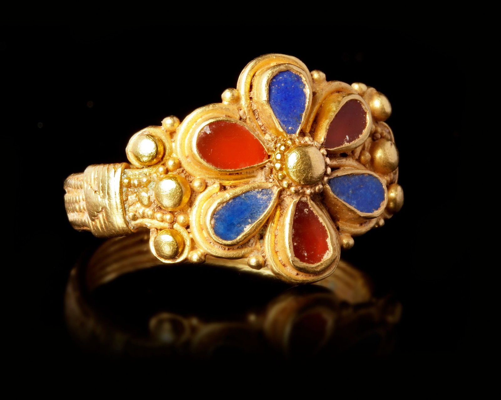 A PHOENICIAN GOLD RING, 5TH TO 4TH CENTURY BC (1 of 3)