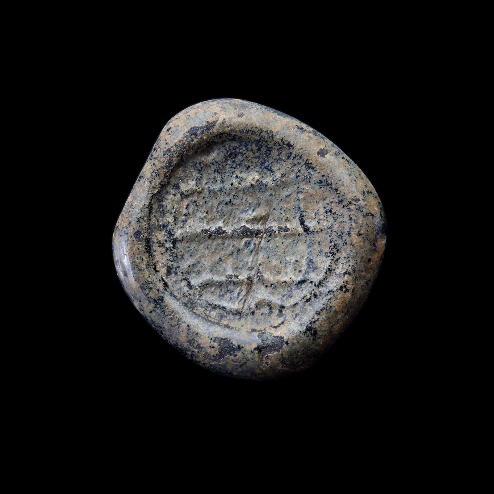 AN EARLY ISLAMIC GLASS WEIGHT OF DIRHAM, 10TH-11TH CENTURY: Glass weight, moulded and stamped, opaque-black in colour, citing in the centre with 3 lines of undeciphered Arabic text. 2.995 g, 21 mm. coin weight: dirham.