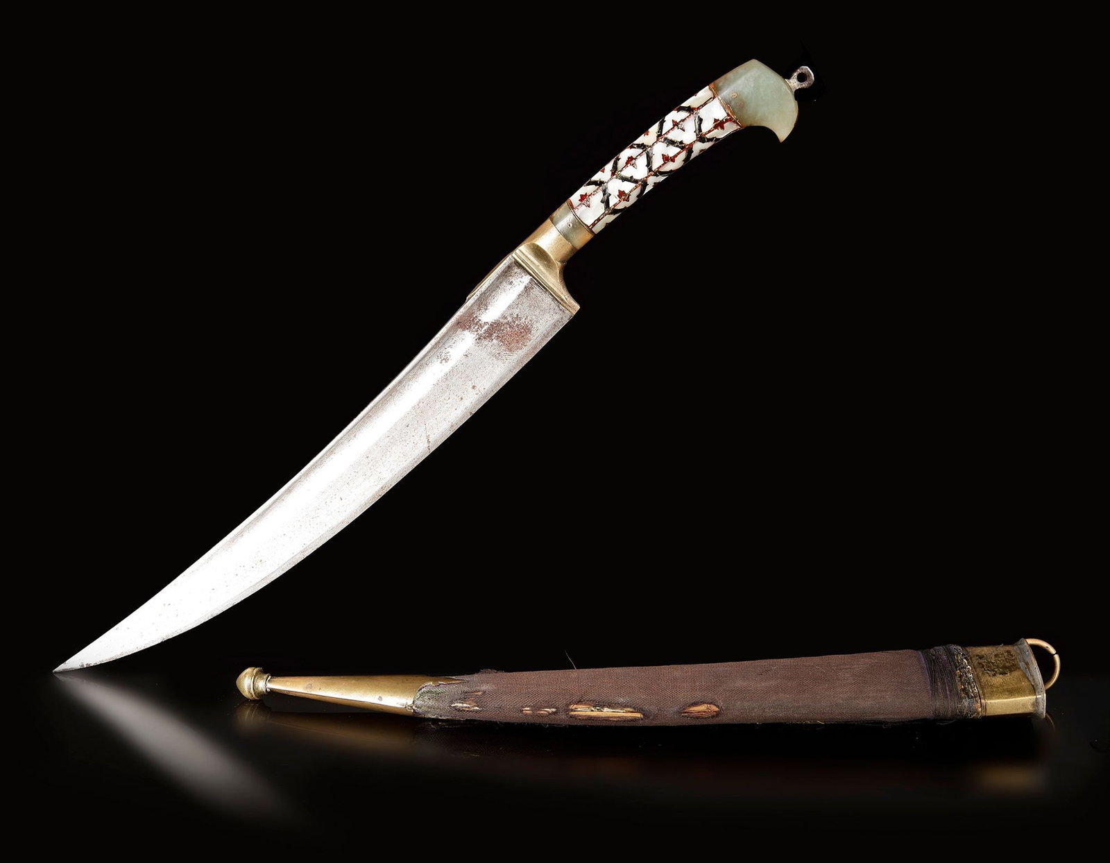 AN OTTOMAN DAGGER, 18TH CENTURY: An exquisite 18th-century Ottoman dagger featuring a finely crafted steel blade and an elegantly curved handle made of jade, richly inlaid with intricate pearl decorations. The dagger is complemented 