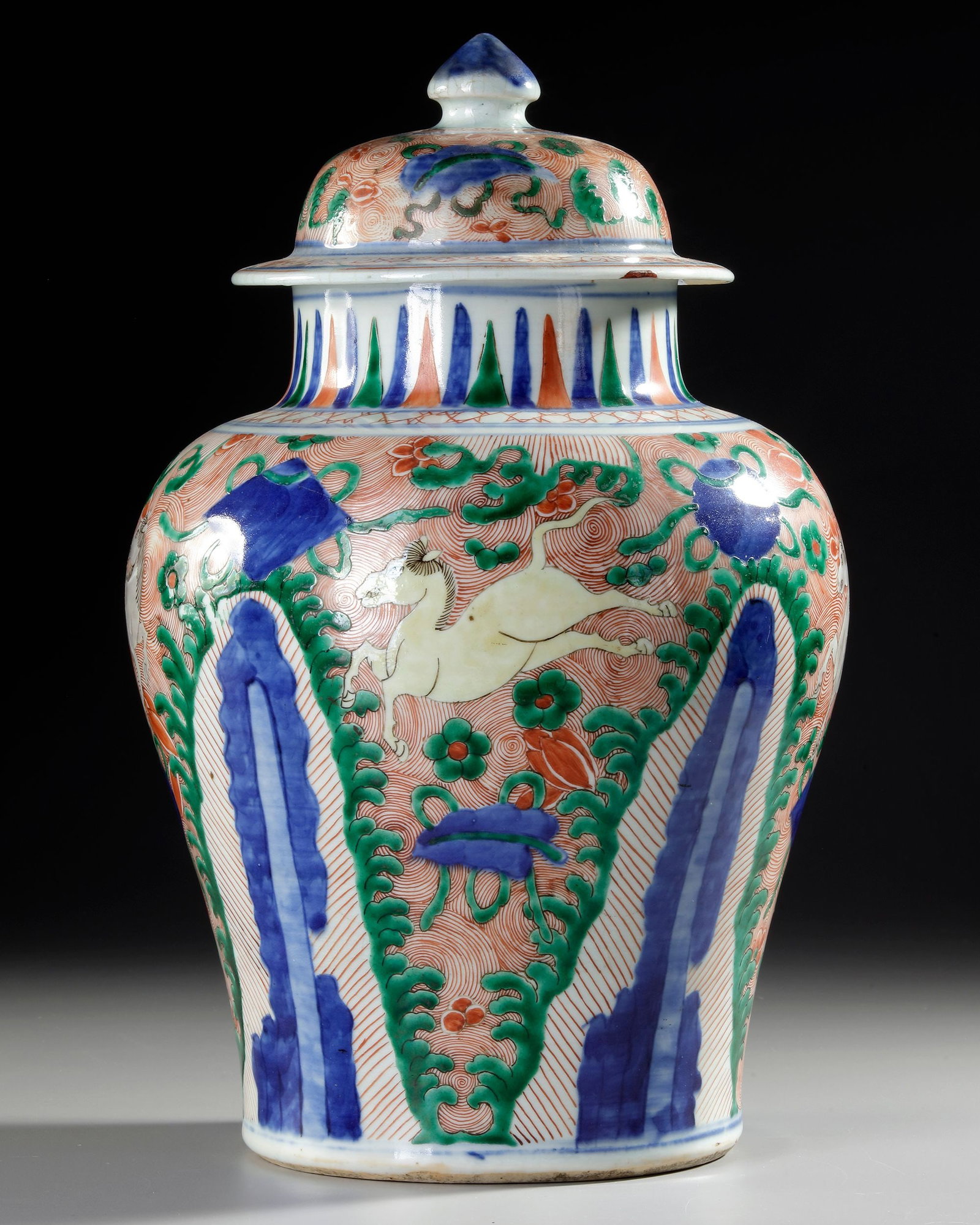 A CHINESE WUCAI VASE WITH LID,19TH CENTURY (1 of 4)
