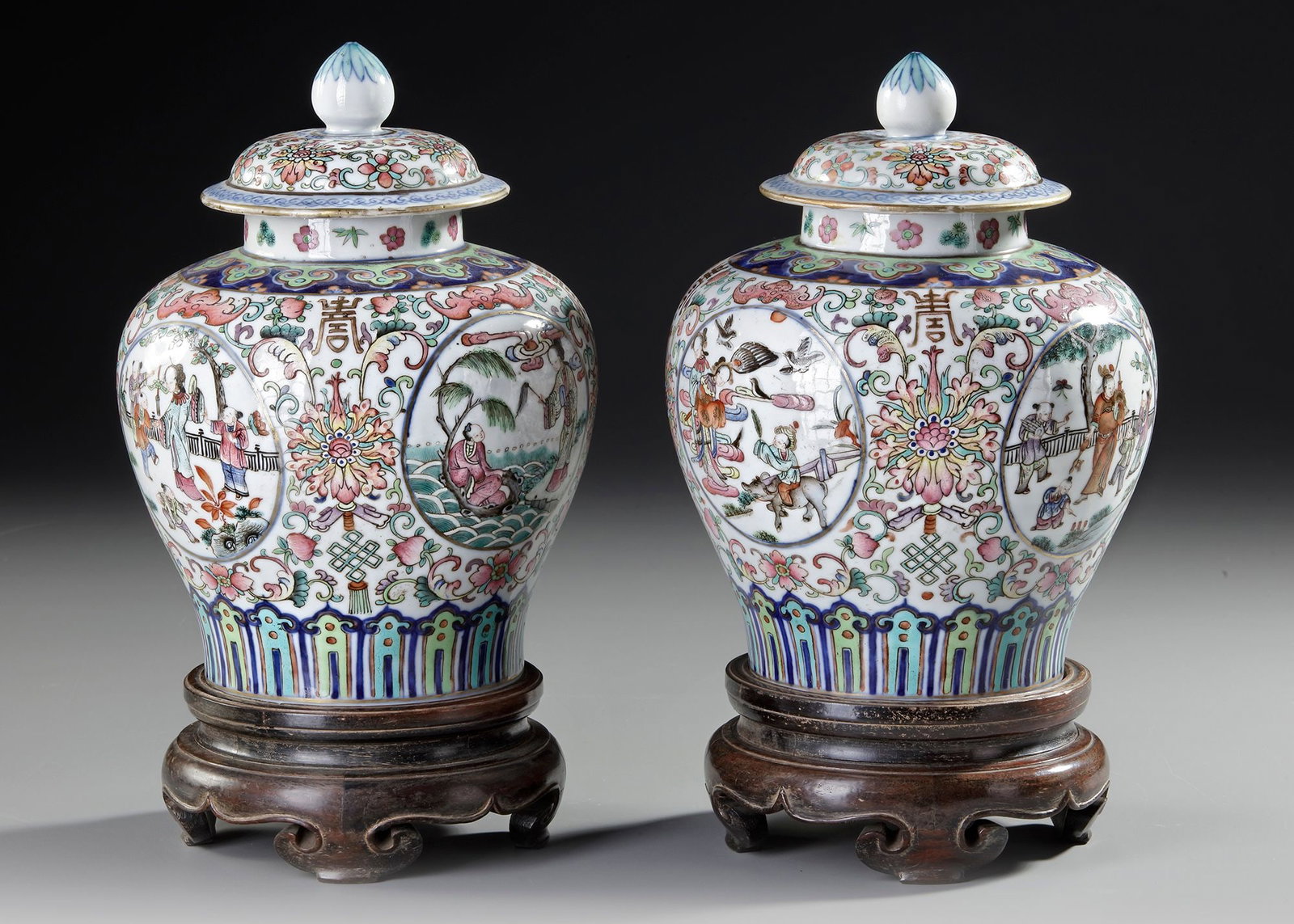 A PAIR OF FAMILLE ROSE VASES WITH LIDS ON WOODEN STANDS, CHINA, 19TH CENTURY (1 of 5)