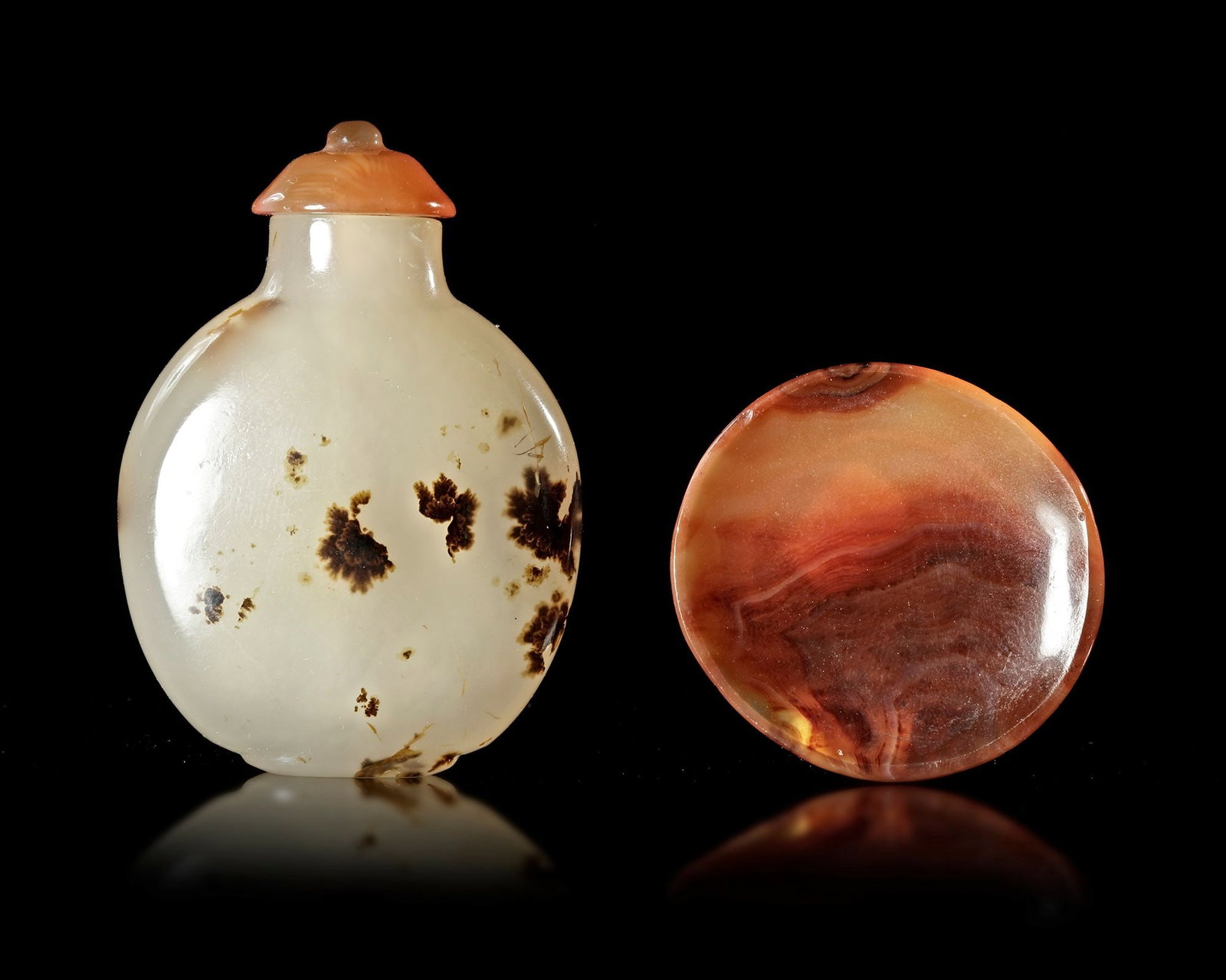 A CHINESE AGATE SNUFF BOTTLE AND SNUFF DISH, 18TH-19TH CENTURY: Length 6.5 cm.