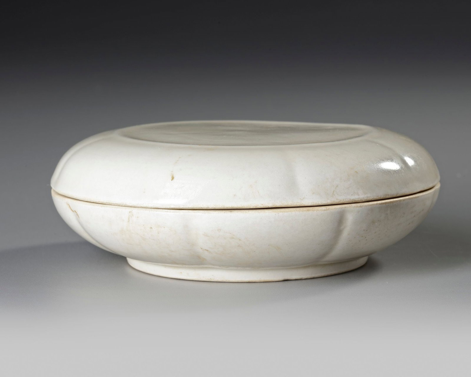 A CHINESE 'DING' CIRCULAR BOX AND COVER, SONG DYNASTY (960-1279) (1 of 4)
