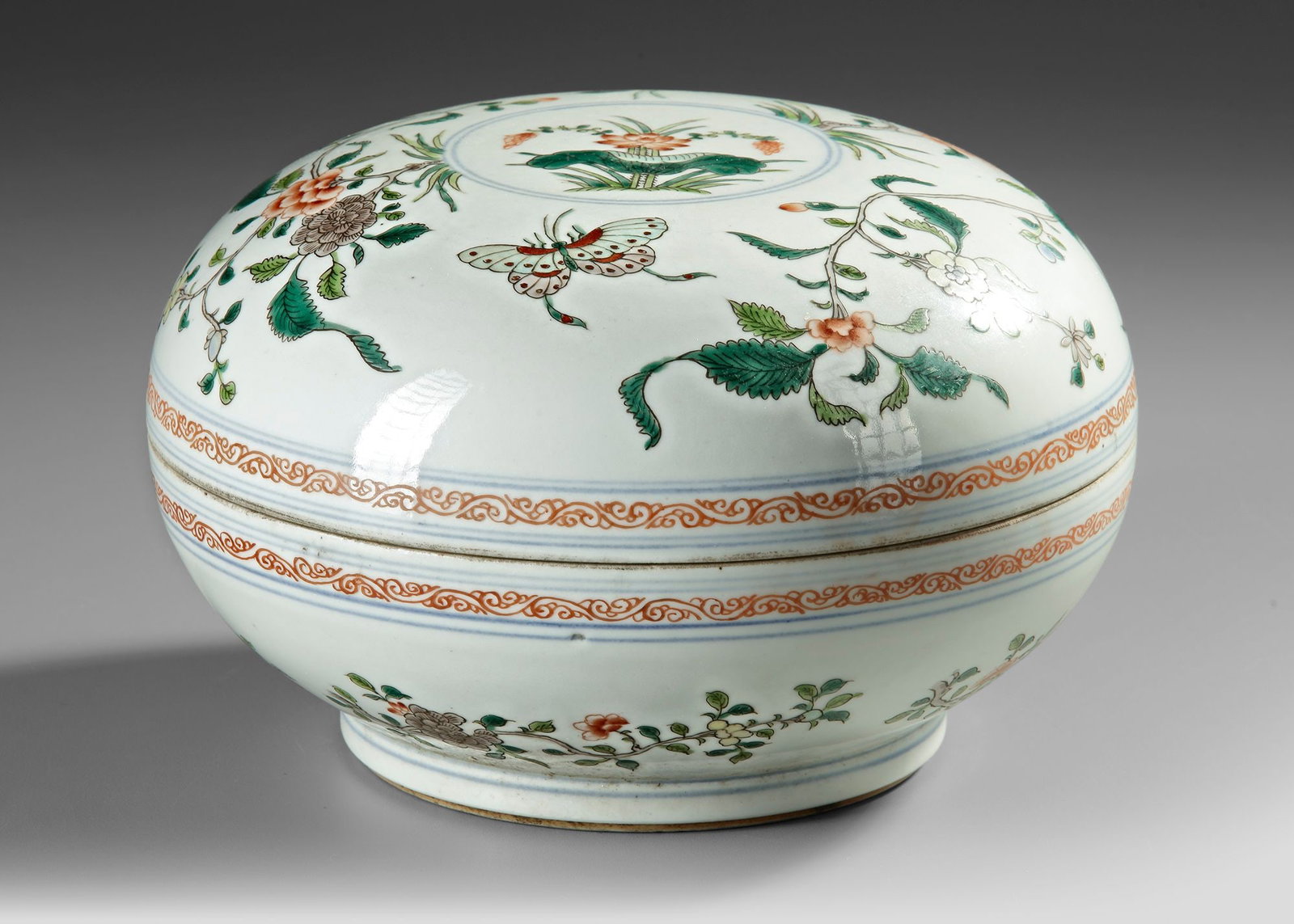 A CHINESE FAMILLE VERTE CIRCULAR BOX AND COVER,QING DYNASTY (1644â€“1911) (1 of 3)
