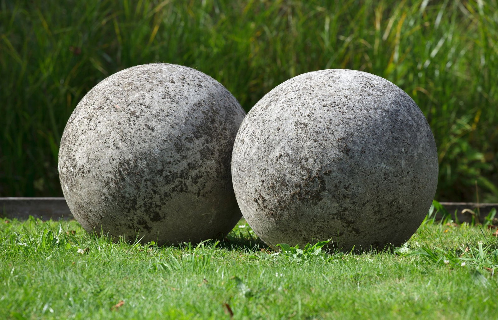 A LARGE PAIR OF LIMESTONE ORNAMENTAL SPHERES, LATE 20TH CENTURY (1 of 1)