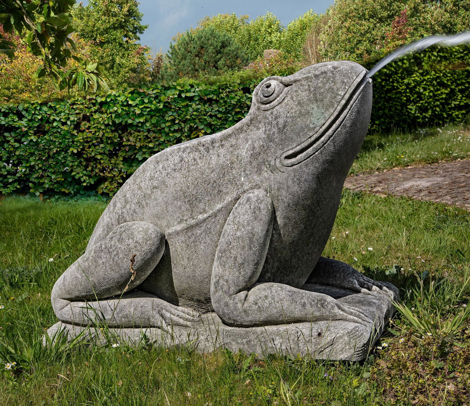 A LARGE SCULPTED LIMESTONE MODEL OF A SEATED FROG, LATE 20TH CENTURY (1 of 1)
