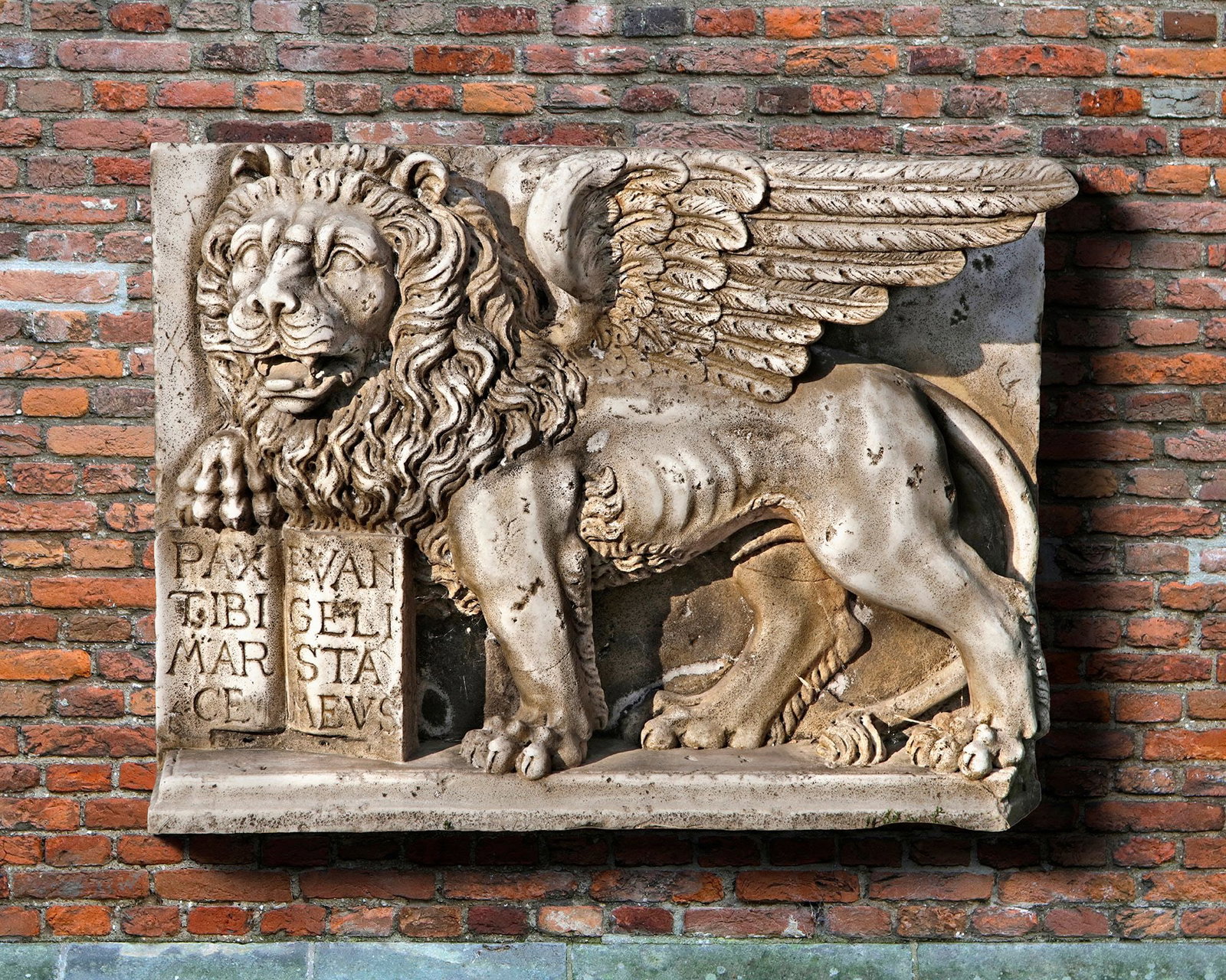 A SCULPTED MARBLE PLAQUE WITH THE VENETIAN LION OF SAINT MARK, LATE 20TH CENTURY, AFTER THE ANTIQUE (1 of 1)