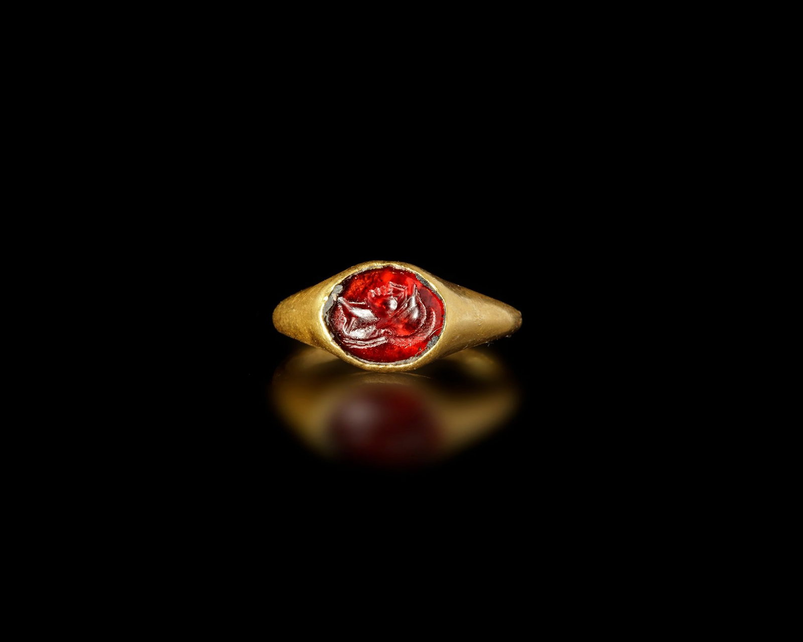 A ROMAN GOLD RING WITH GARNET INTAGLIO (1 of 3)