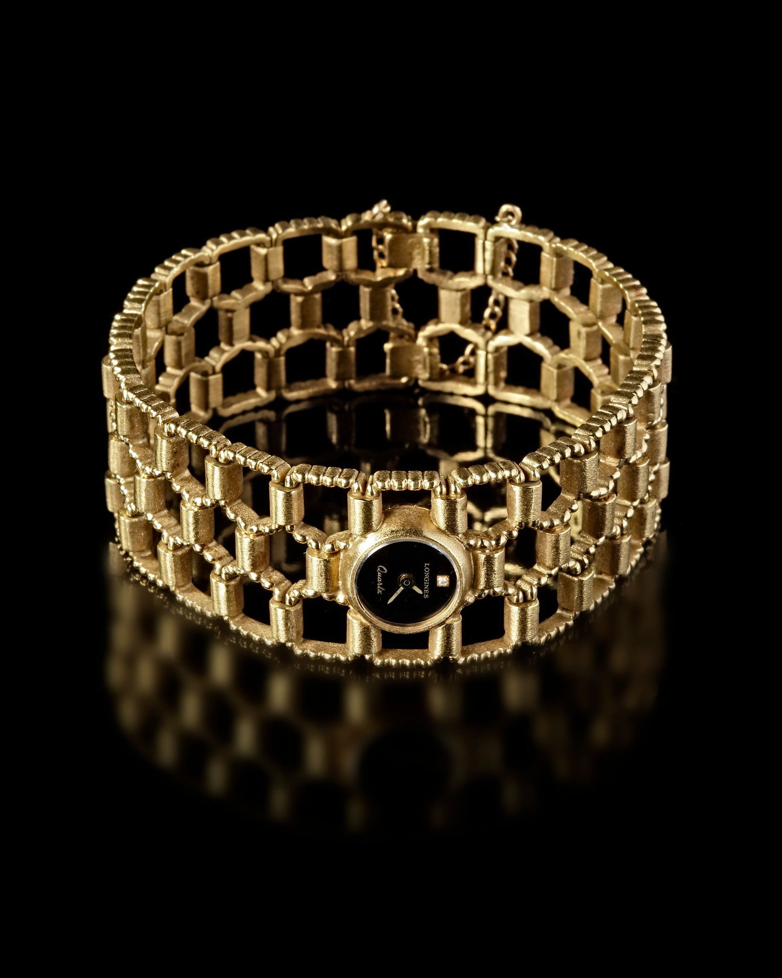 A LONGINES LADIES WATCH: With Longines papers. Diameter circa 5.5 cm. 59 gr.