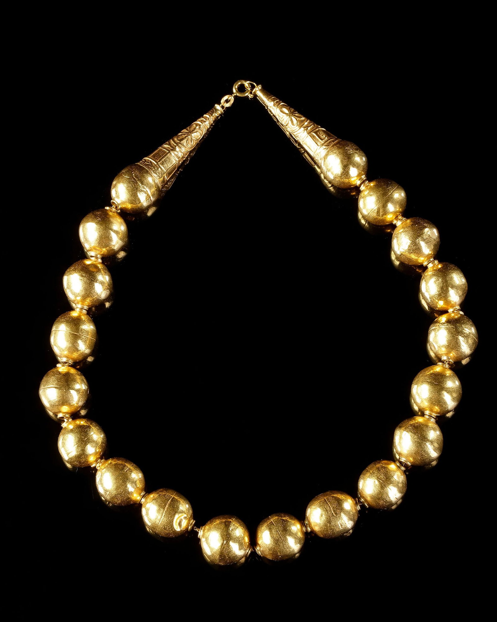 A GOLDEN NECKLACE, 22 CARAT: Jeddah, circa 60 gram. Length 43 cm.