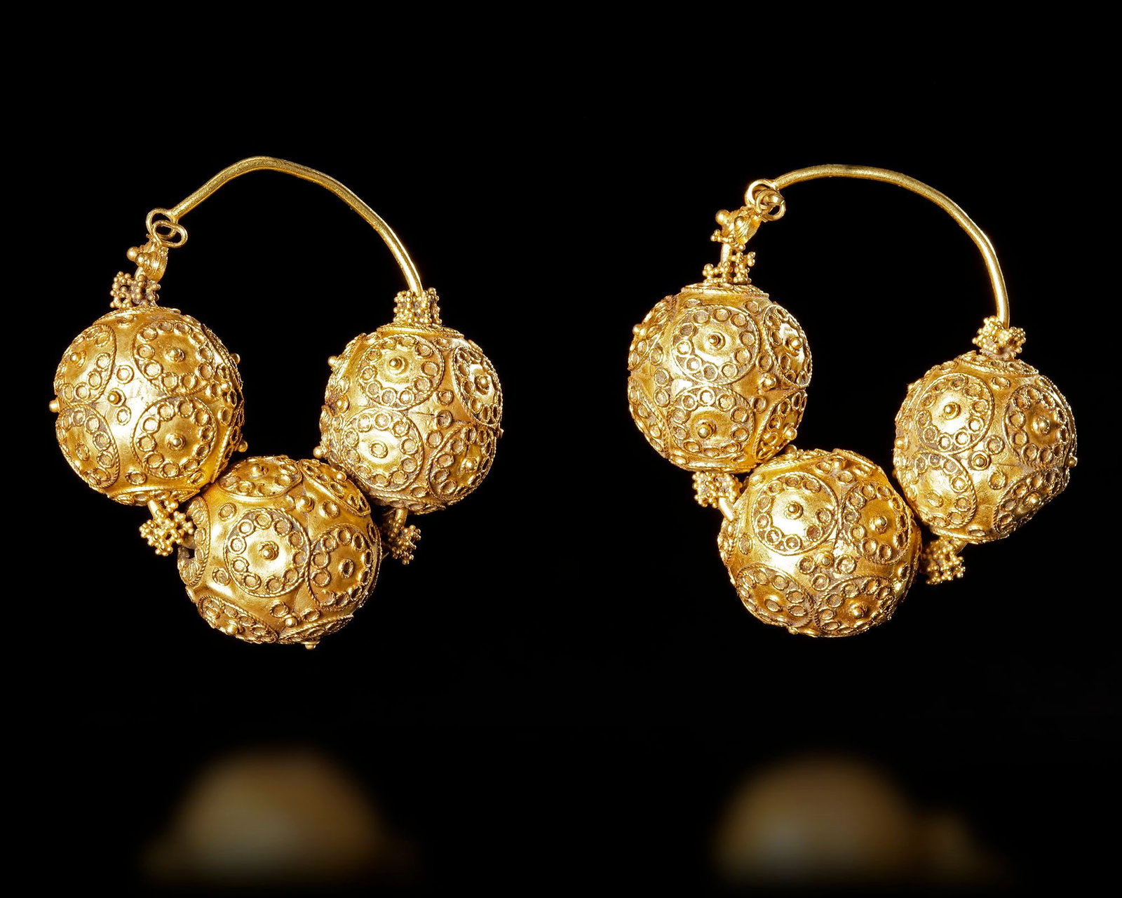 A PAIR OF EARLY ISLAMIC GOLD EARRINGS, 12TH CENTURY (1 of 3)