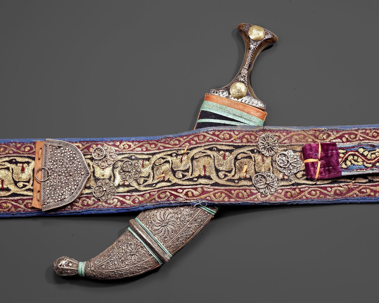 A KHANJAR DAGGER WITH BELT: Dagger ca. 39 cm. Belt 100 cm. Total weight 1042 gr.