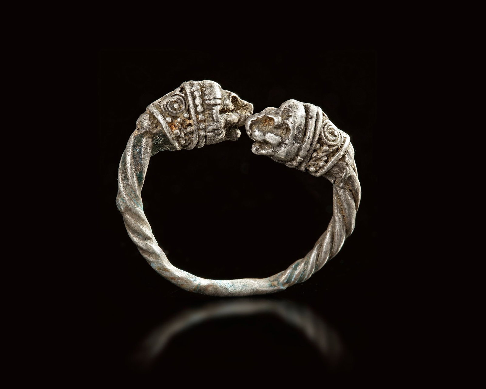 A ROMAN SILVER RING WITH LION-HEAD TERMINALS (1 of 2)