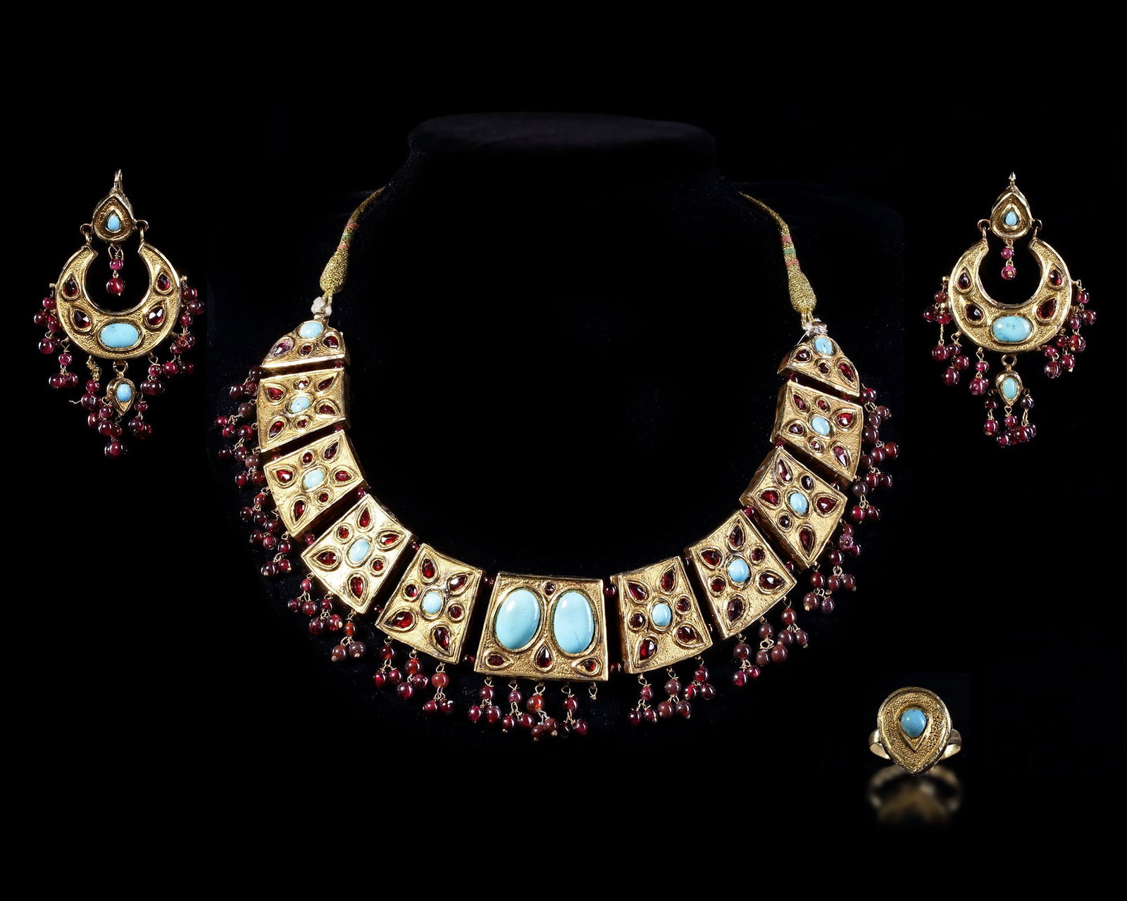 A MUGHAL GEM-SET GOLD NECKLACE, TWO EARRINGS AND A RING, 19TH CENTURY: Each square element set with turquoise gem-stone with pendant pearls, the earrings and the ring set with a turquoise stone. Earrings: 28.34 and 28.62 gr. Length 7.3 cm. Ring: 6.09 gr. Diam. 1.7 cm. Ne