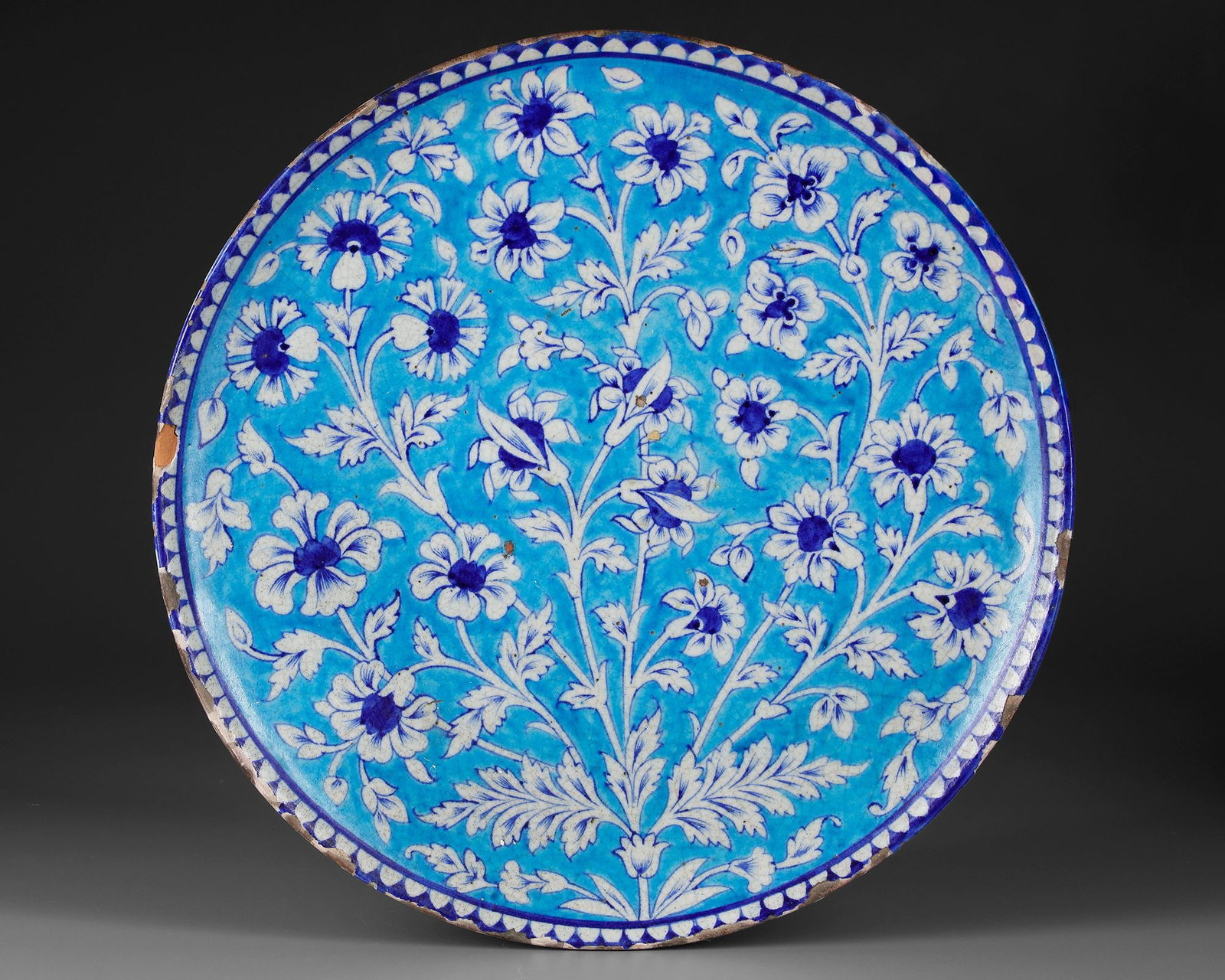 AN INDIAN MULTAN TIN GLAZED EARTHENWARE CHARGER, 19TH CENTURY: Diameter 44 cm.