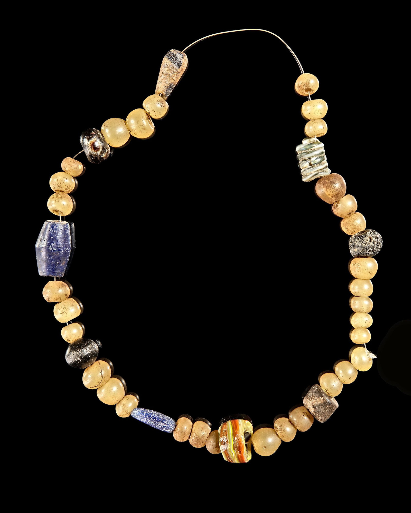 A MIXED ANCIENT-STYLE GLASS BEAD STRAND (1 of 1)
