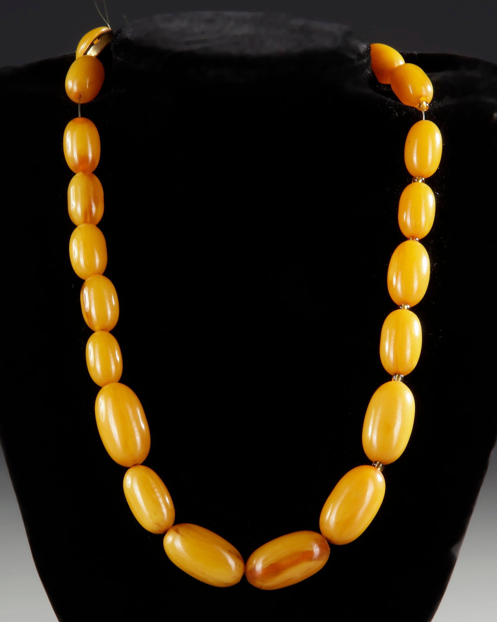 AN AMBER NECKLACE, 20TH CENTURY (1 of 2)