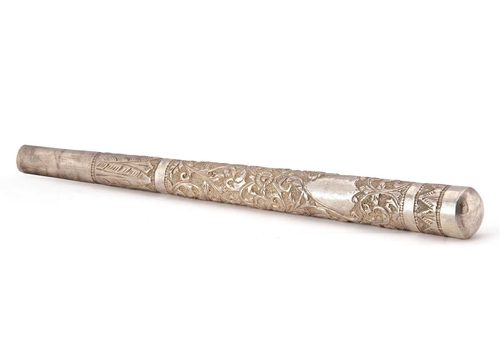A CHINESE SILVER HANDLE, 19TH CENTURY: Finely decorated with engraved floral and foliate designs in high relief. 24 cm. 90 gr. THE DR. SAAD AL-JADIR COLLECTION