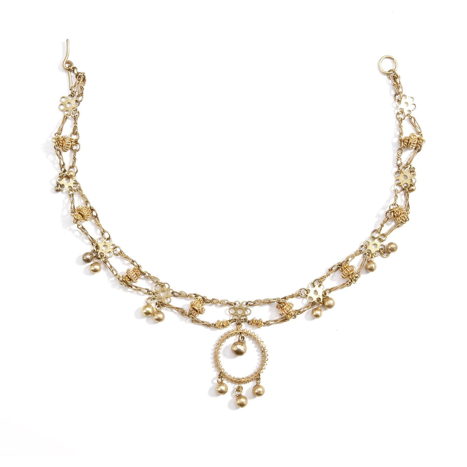 AN ISLAMIC SILVER NECKLACE, INDIA, 20TH CENTURY: A finely crafted silver necklace, featuring intricate filigree beadwork central pendant with hanging ornaments. ca. 40 cm. 45 gr. THE DR. SAAD AL-JADIR COLLECTION