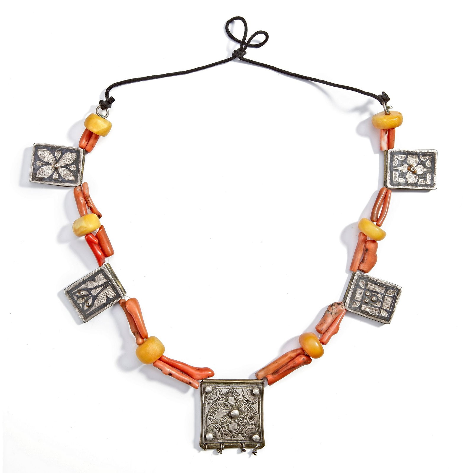 A SILVER NECKLACE WITH CORAL, TIBET, 19TH CENTURY: Composed of engraved silver amulet boxes (gau) interspersed with natural red coral branches and amber beads. 17 cm. 119 gr. THE DR. SAAD AL-JADIR COLLECTION