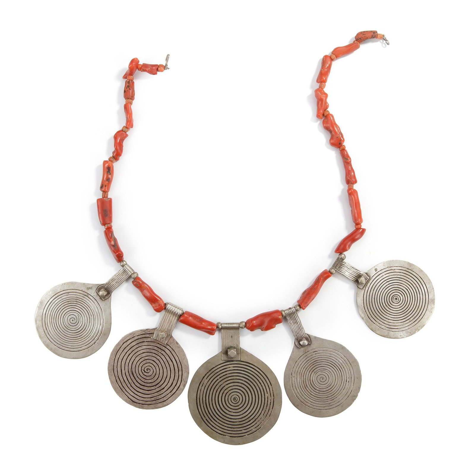 A SILVER NECKLACE WITH CORAL, TIBET, 19TH CENTURY: With bold circular spiral pendants symbolizing eternity and protection. Strung together with natural red coral beads. 60 cm. 180 gr. THE DR. SAAD AL-JADIR COLLECTION