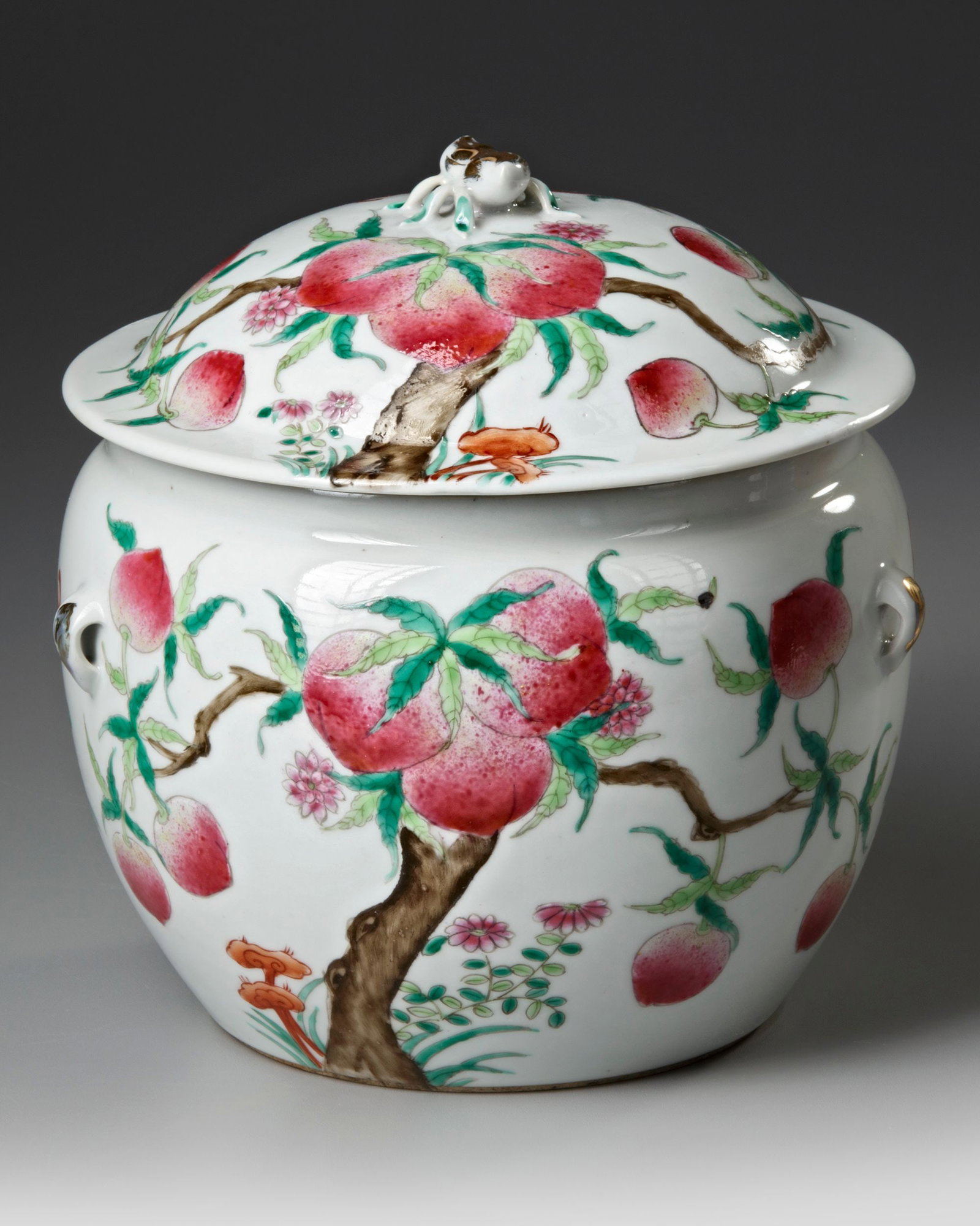 A CHINESE FAMILLE ROSE PEACH POT AND COVER, 20TH CENTURY (1 of 4)