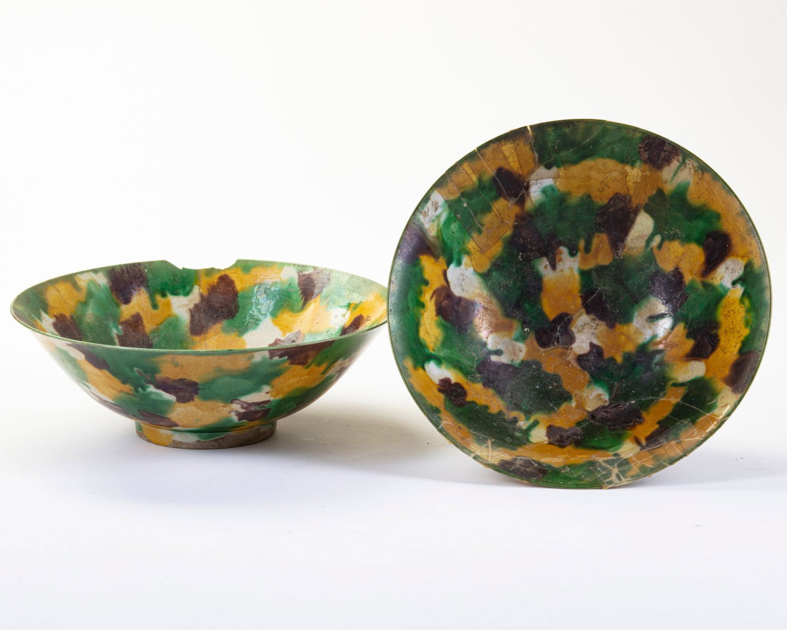 A PAIR OF CHINESE EGG-AND-SPINACH GLAZED BOWLS, KANGXI PERIOD (1661-1722) (1 of 3)