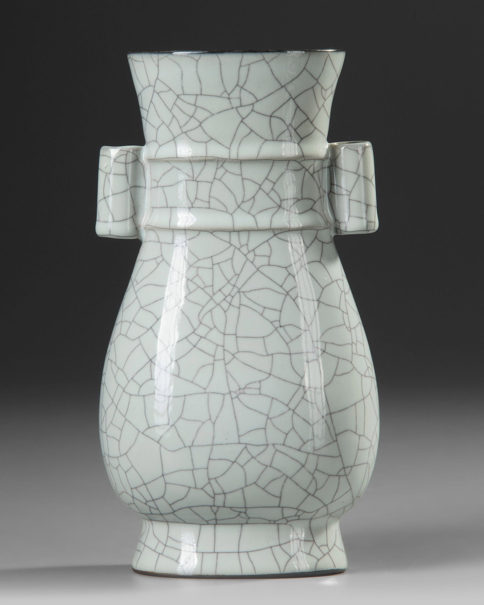 A CHINESE GE-TYPE HU-FORM VASE, QING DYNASTY (1644-1911): A Chinese porcelain vase flanked by two lug handles, all under a greyish-blue crackled glaze. Height 23 cm.
