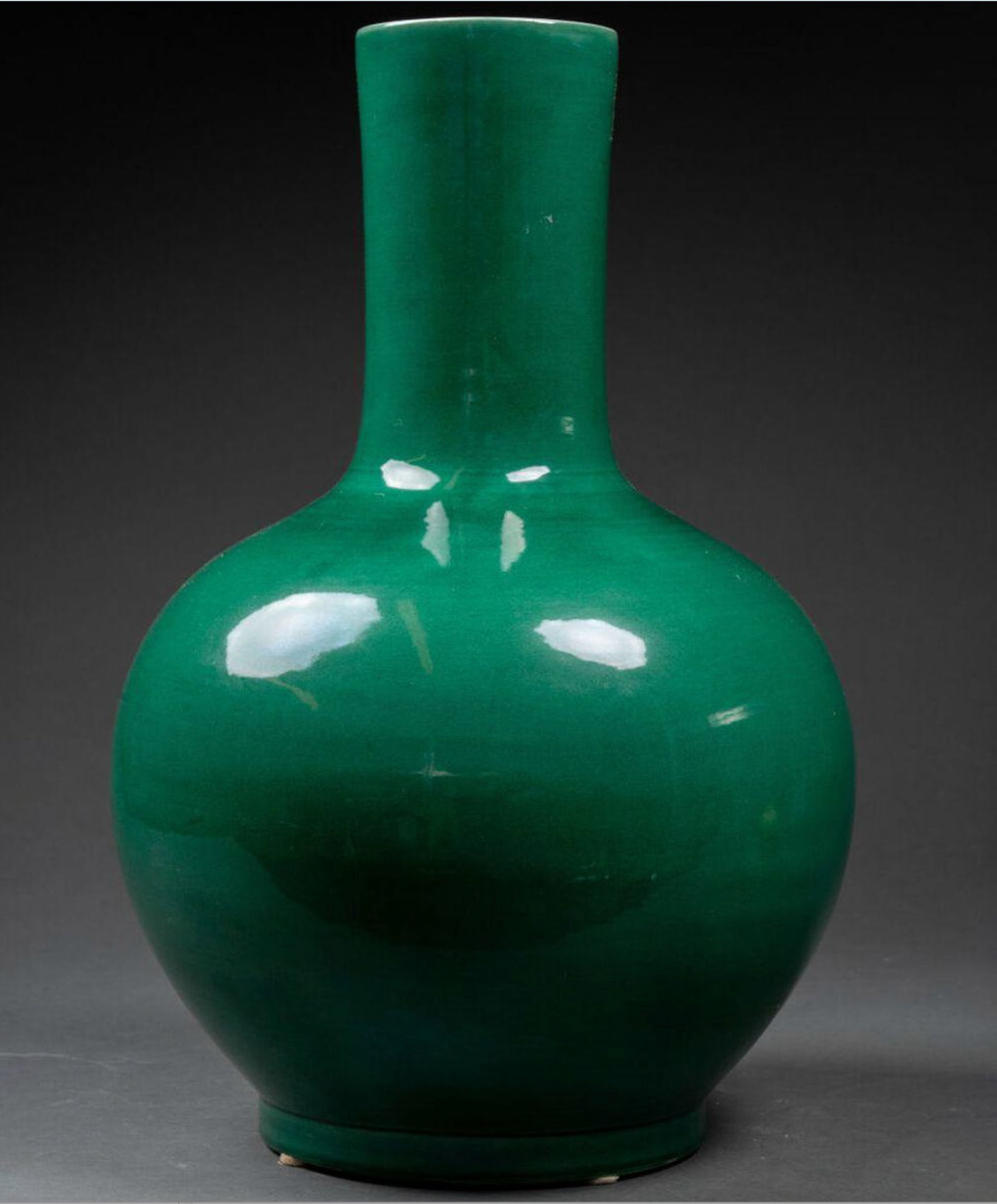 A GREEN VASE, CHINA, 20TH CENTURY (1 of 1)
