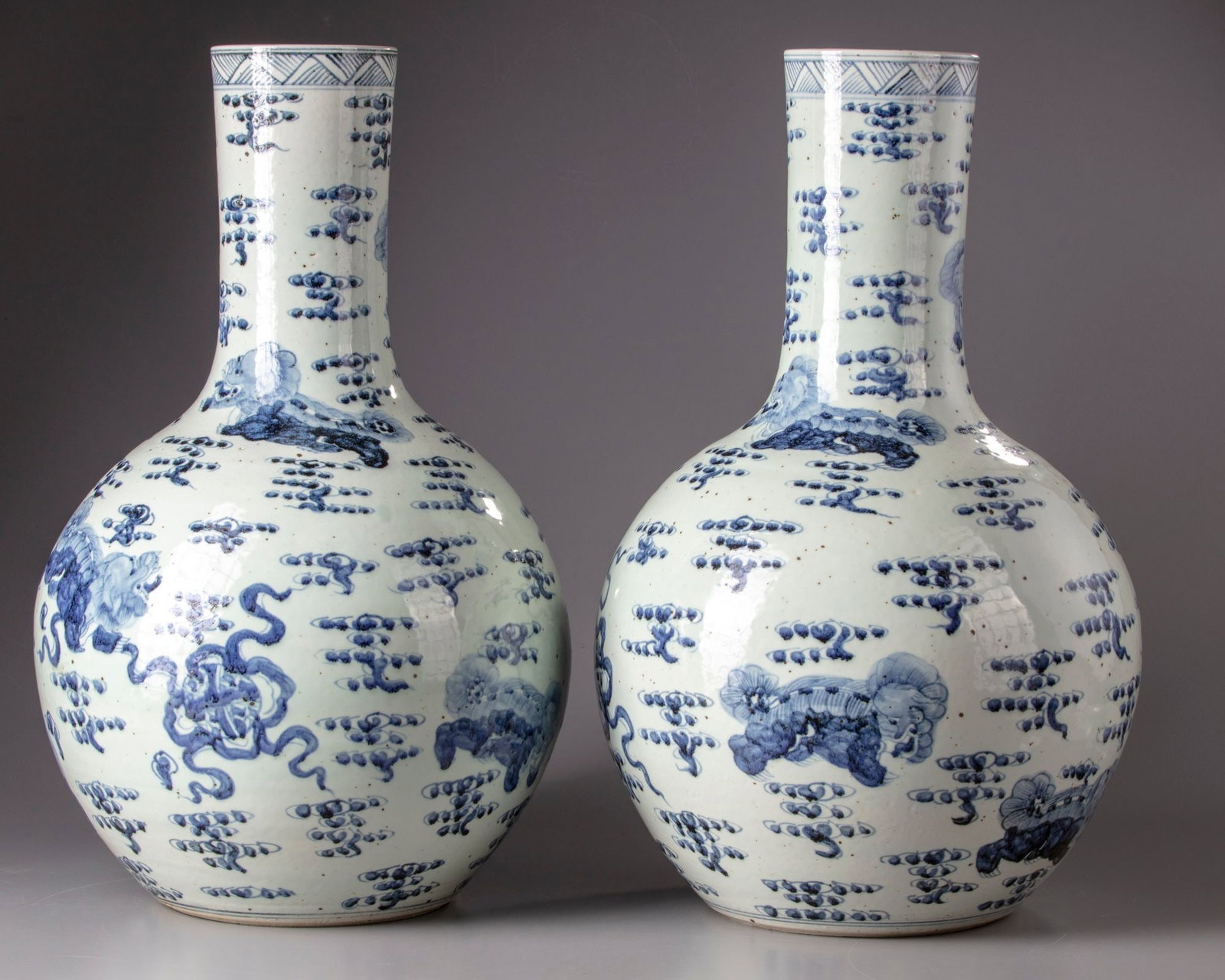 A PAIR OF CHINESE BLUE AND WHITE VASES,19TH CENTURY (1 of 4)