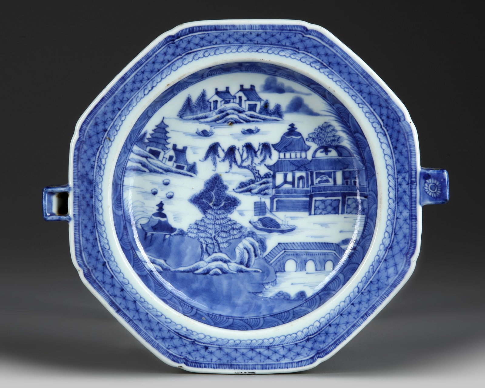 A CHINESE BLUE AND WHITE OCTAGONAL DISH, 18TH CENTURY (1 of 1)