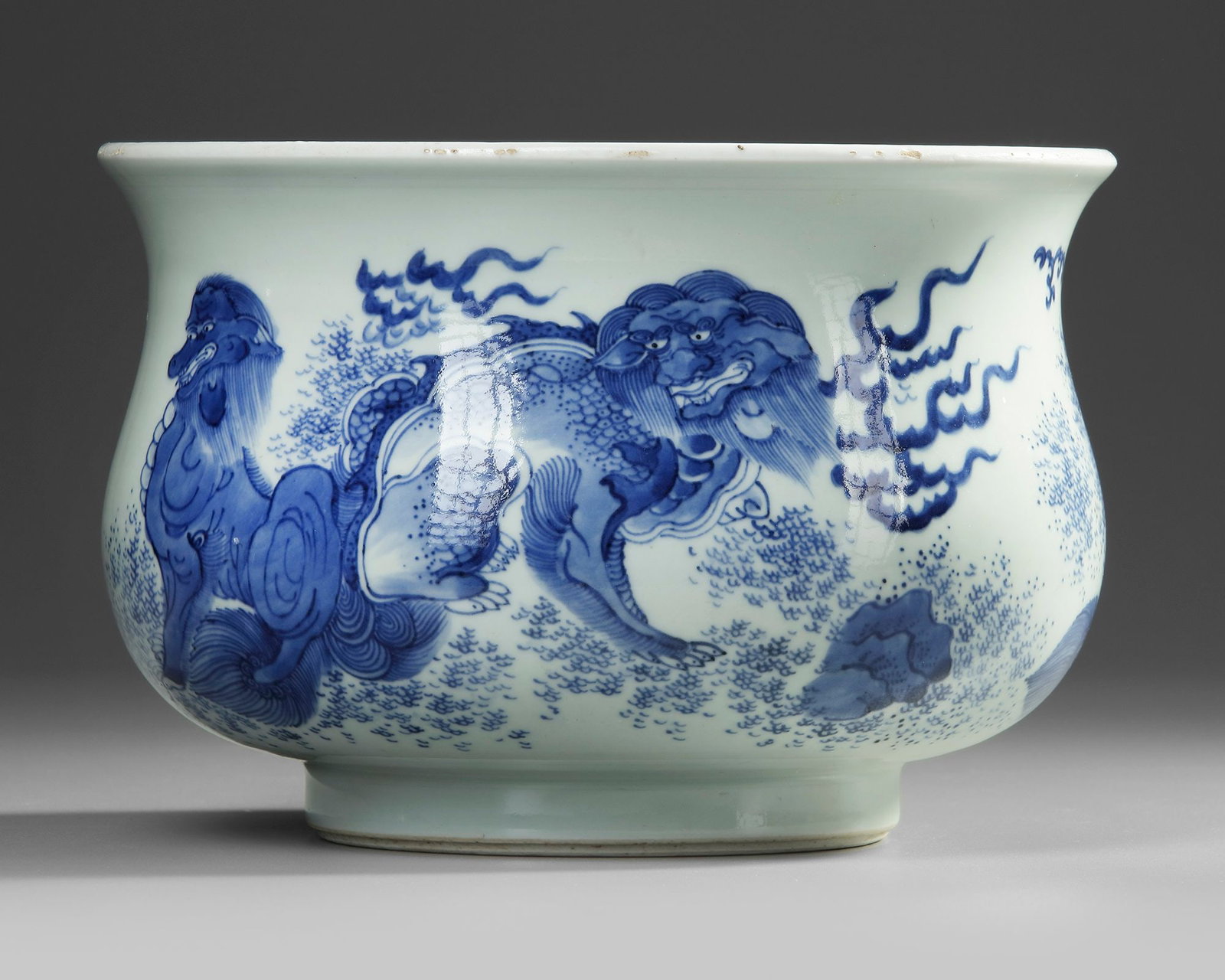 A CHINESE BLUE AND WHITE POT, 19TH CENTURY (1 of 4)