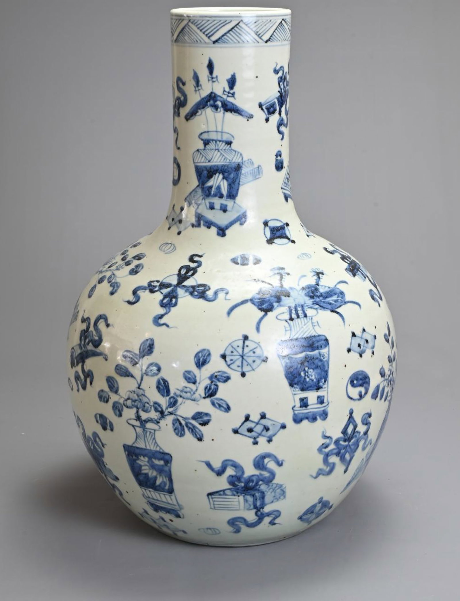 A LARGE CHINESE BLUE AND WHITE PORCELAIN VASE,TIANQIUPING, 20TH CENTURY.: H. 60 cm.