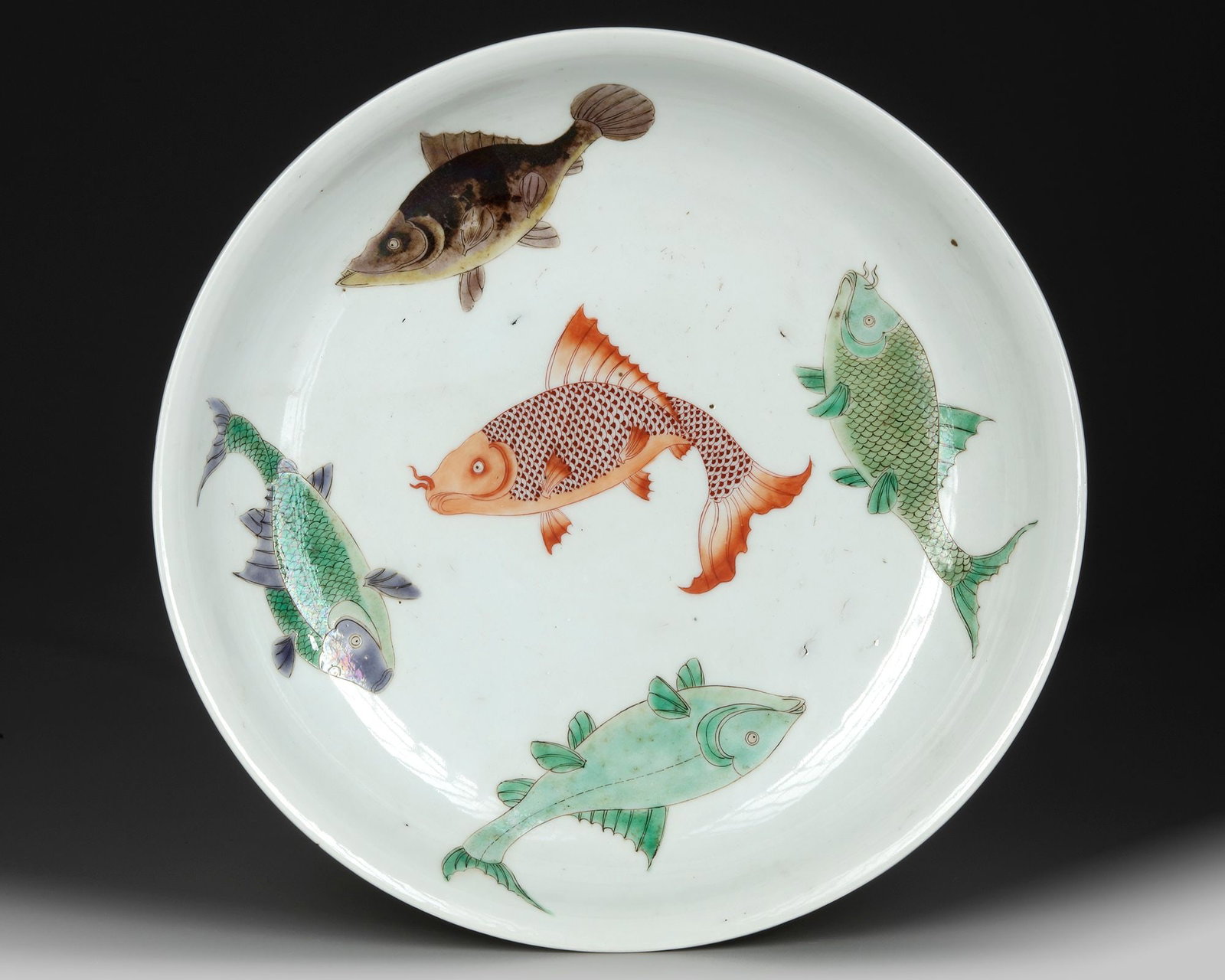 A CHINESE FAMILLE VERTE FISH DISH, 19TH-20TH CENTURY (1 of 2)