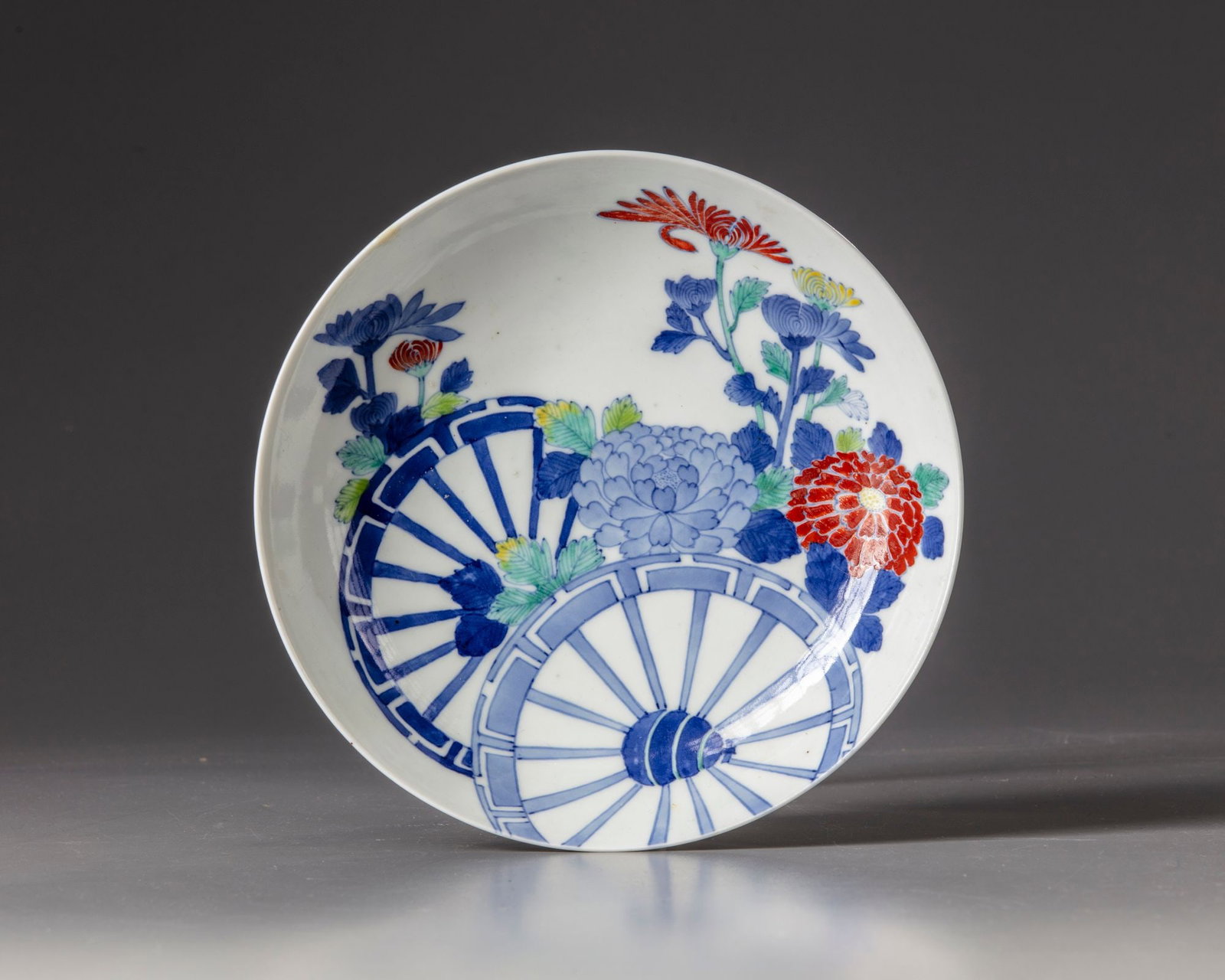 A JAPANESE PORCELAIN ENAMELED DISH, 19TH CENTURY (1 of 2)