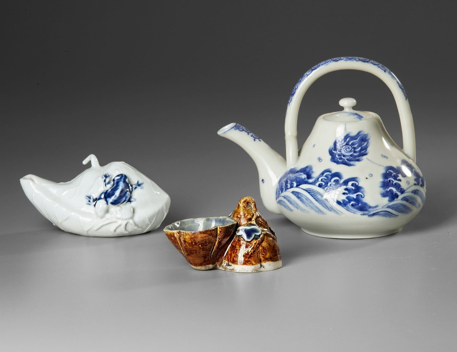 THREE JAPANESE PORCELAIN WARES, 19TH CENTURY (1 of 5)