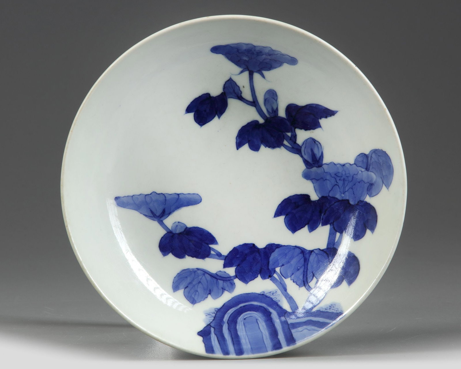 A JAPANESE NABESHIMA 'COCKSCOMB' FOOTED DISH, 19TH CENTURY (1 of 2)
