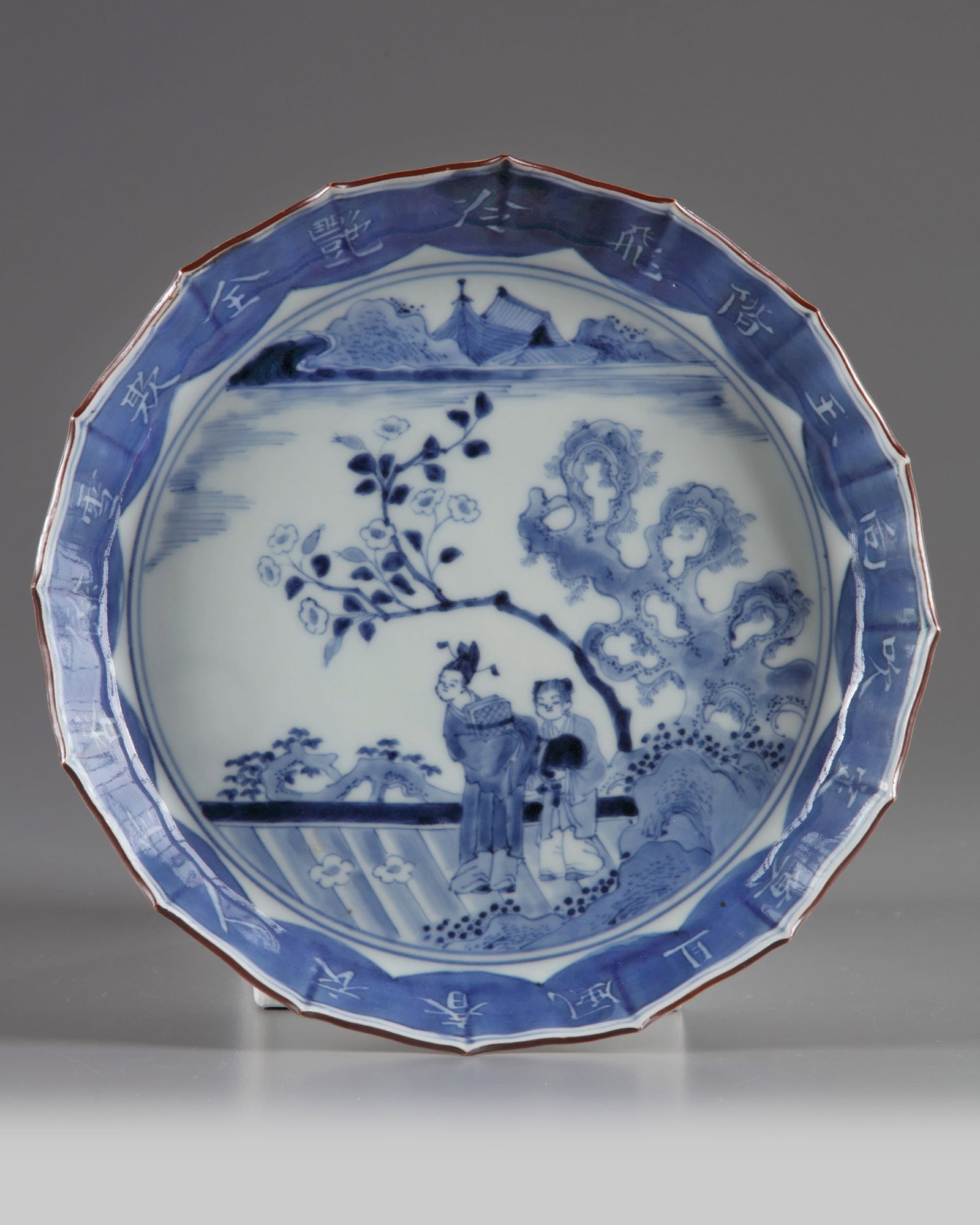A JAPANESE BLUE AND WHITE BARBED-RIM DISH, 18TH CENTURY (1 of 1)
